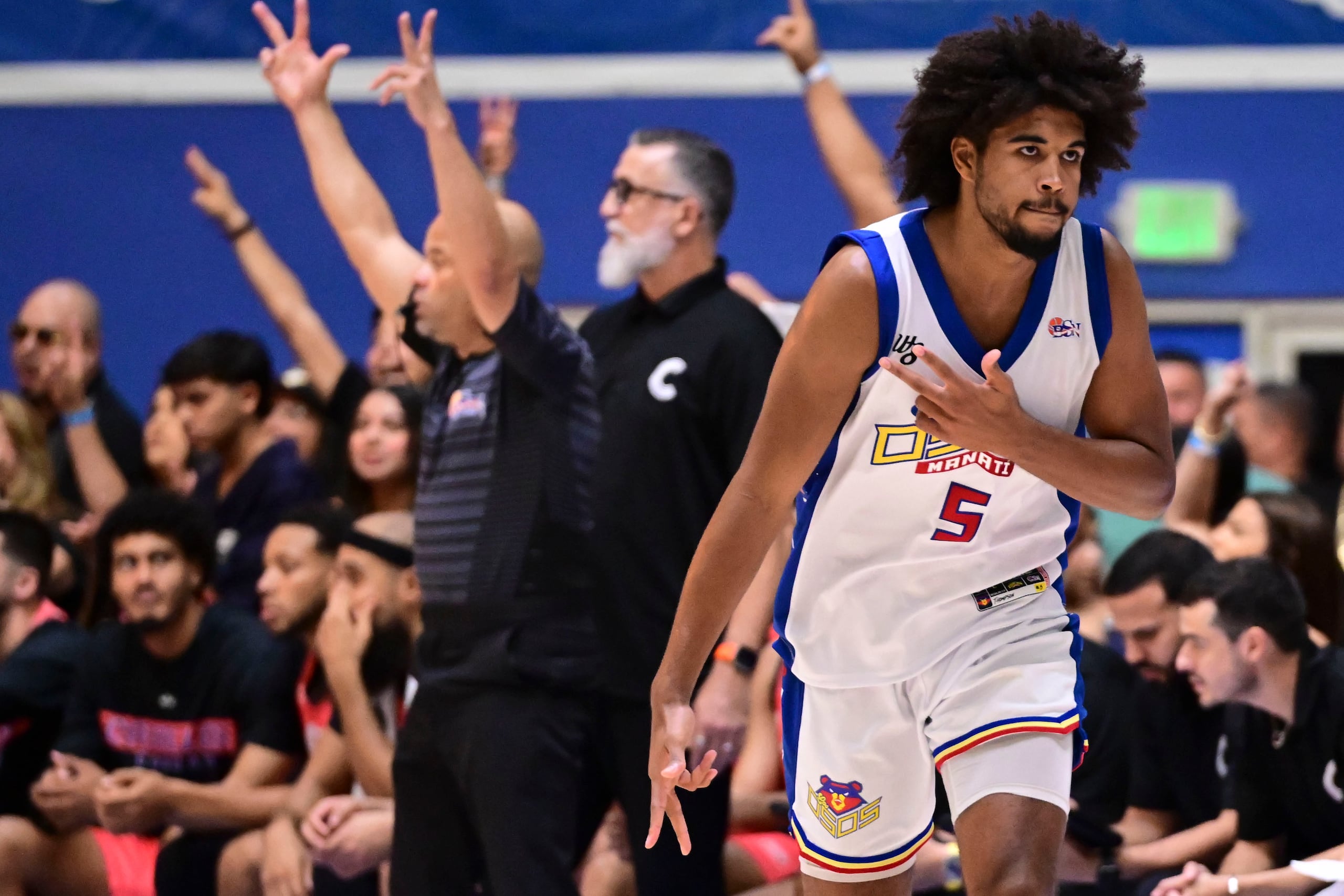 Ethan Thonson celebra un triple durante el sexto juego de la final 2024 del BSN.