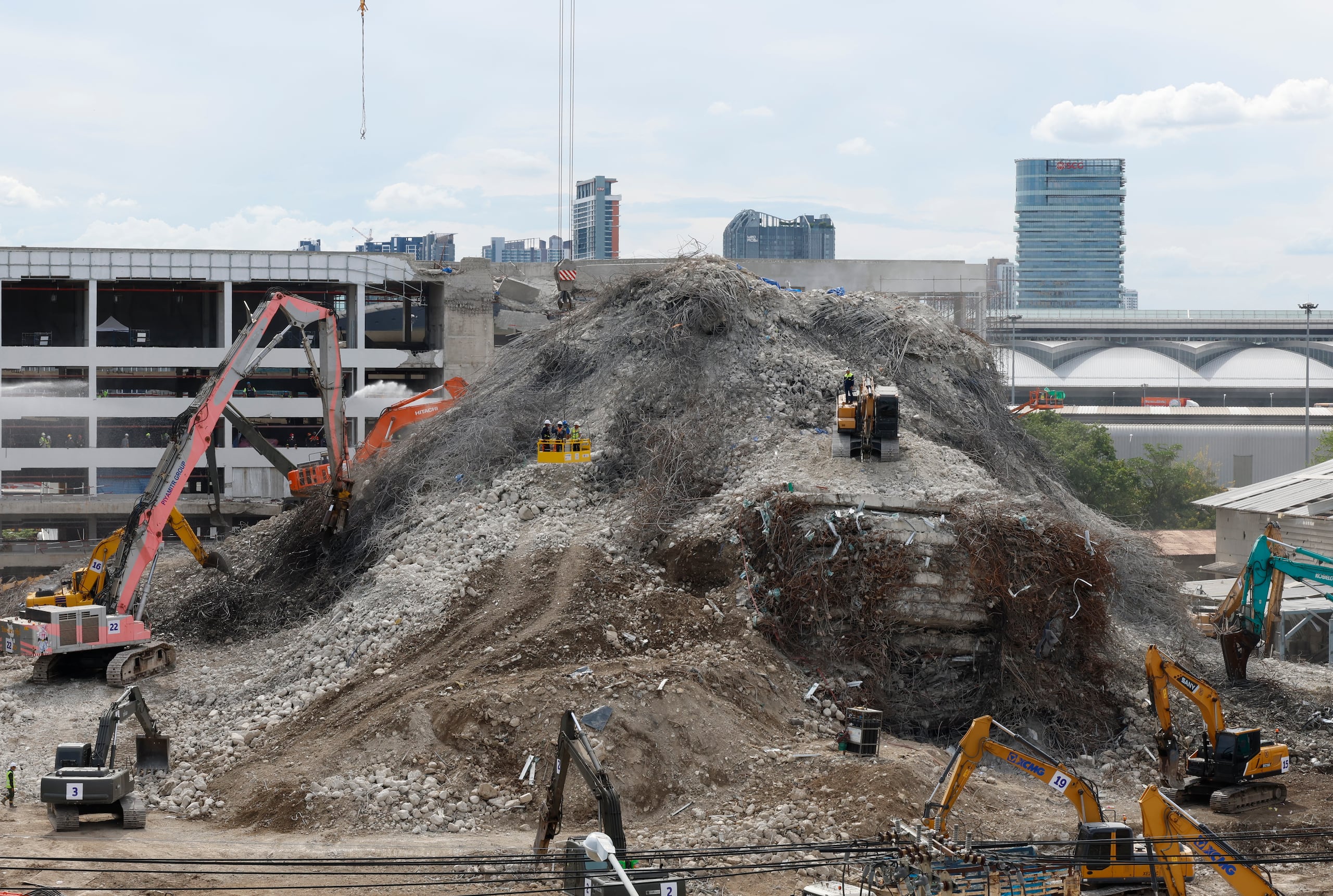 Fotografía de archivo, tomada el 12/04/2025, que muestra los escombros del edificio en obras que fue destruido en Bangkok por el terremoto de magnitud 7,7 del 28 de marzo en Birmania (Myanmar). (EFE/EPA/NARONG SANGNAK)