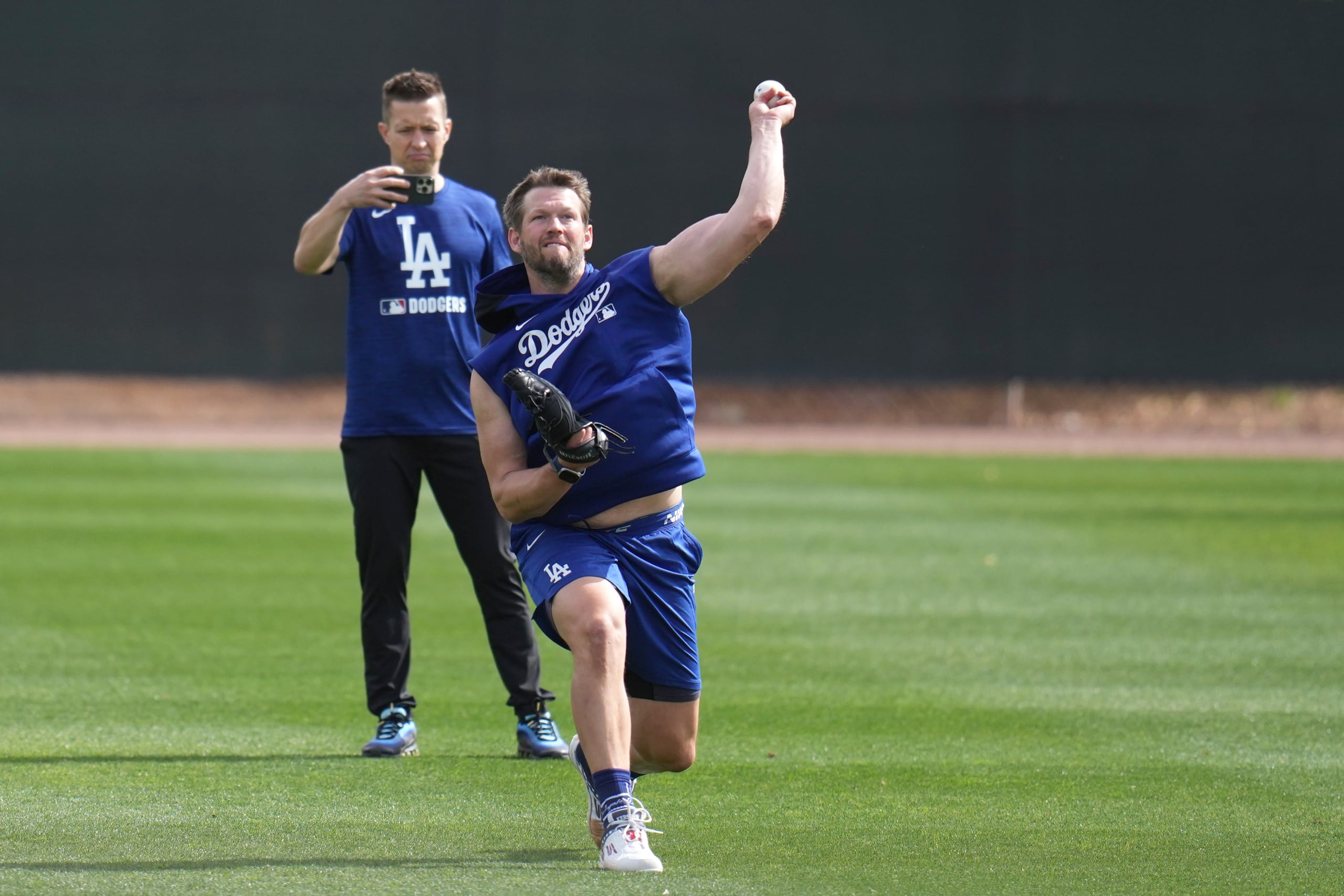 Clayton Kershaw, de los Dodgers de Los Ángeles, durante un entrenamiento, el martes 11 de febrero de 2025, en Phoenix.