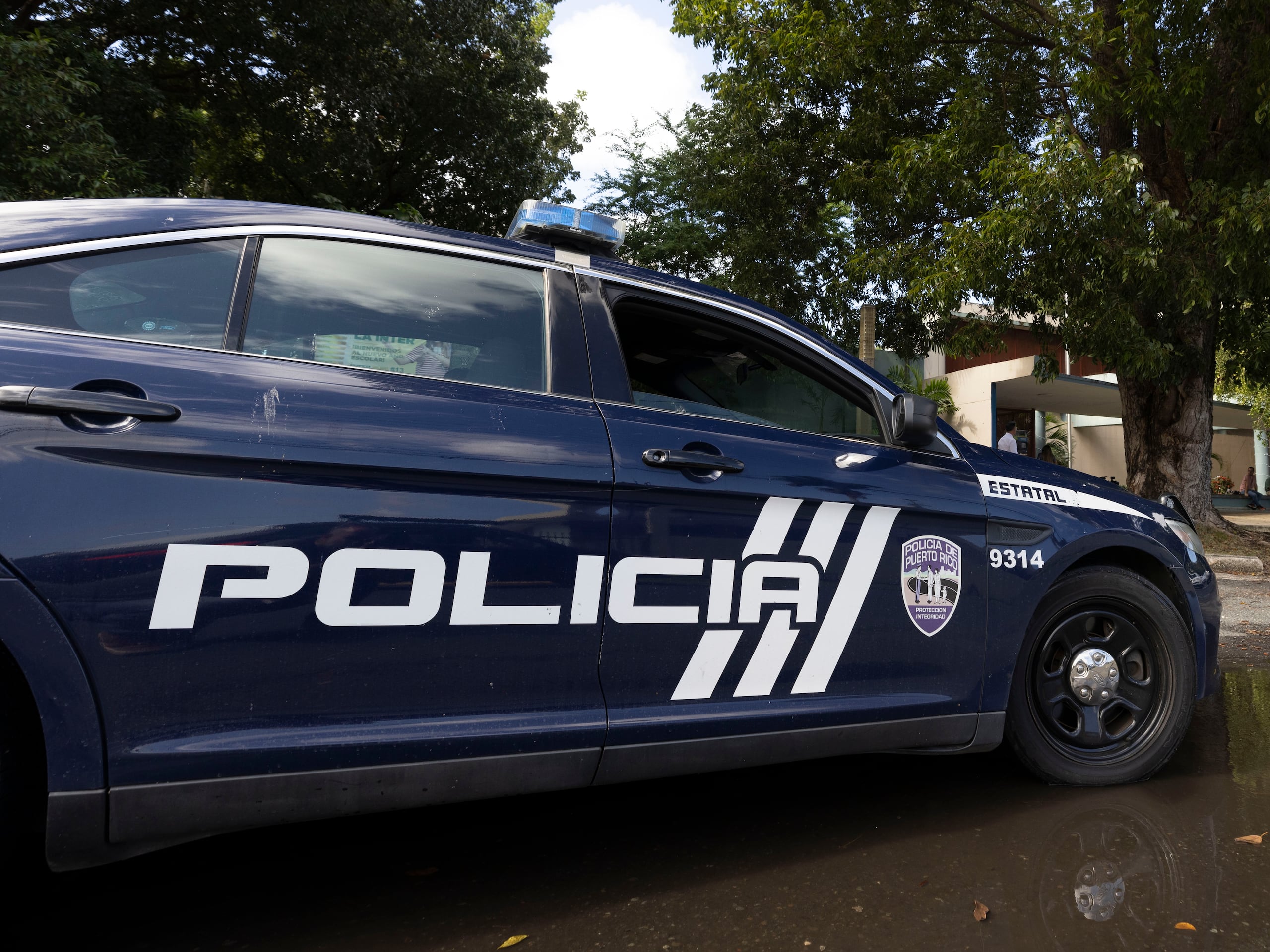 Imagen de una patrulla frente a un plantel escolar. (Archivo / GFR Media)