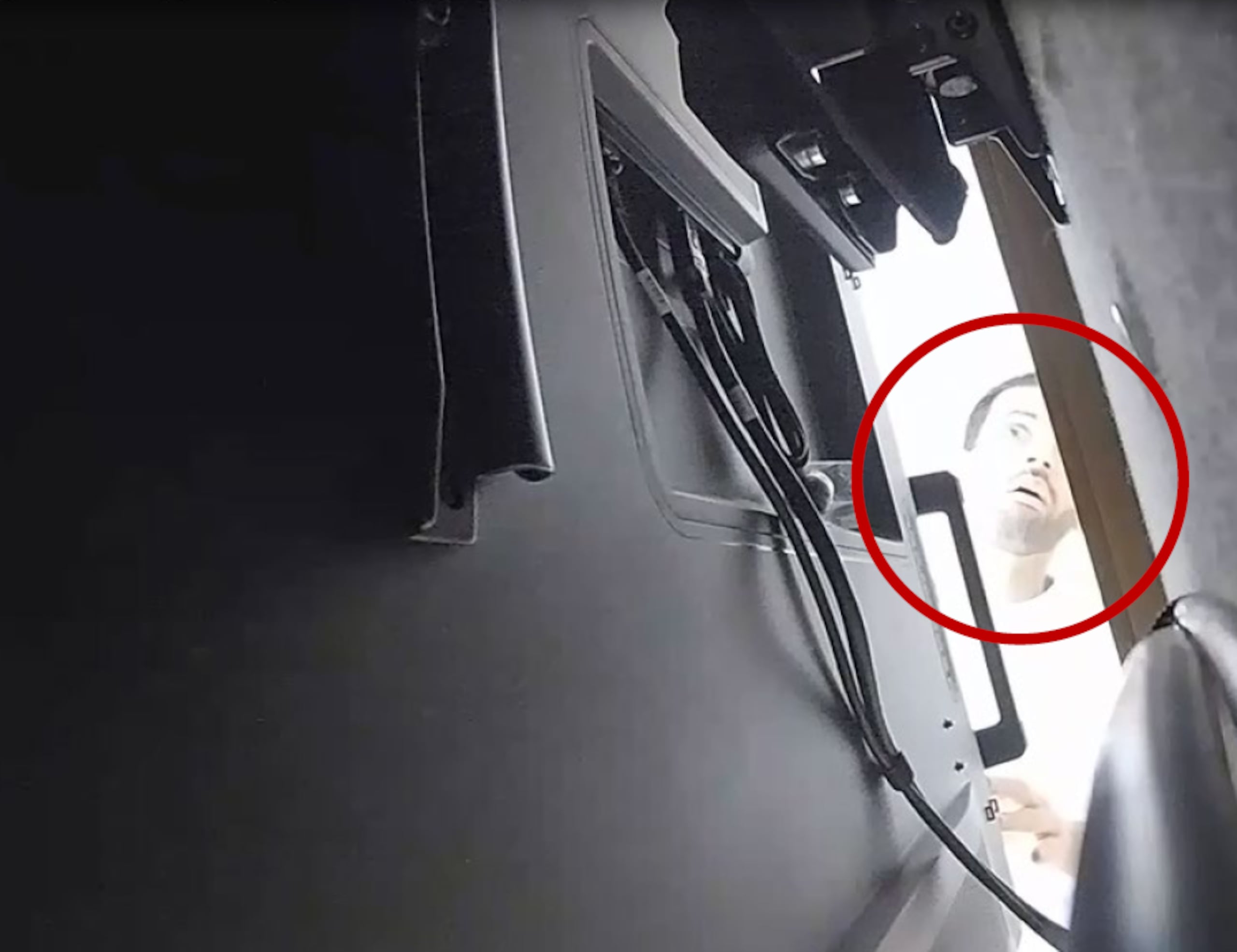 Abdulrahman Alfozan, un ciudadano saudí de 35 años, fue captado entrando y revisando detrás del televisor donde se había colocado el dispositivo de grabación, según el FBI.