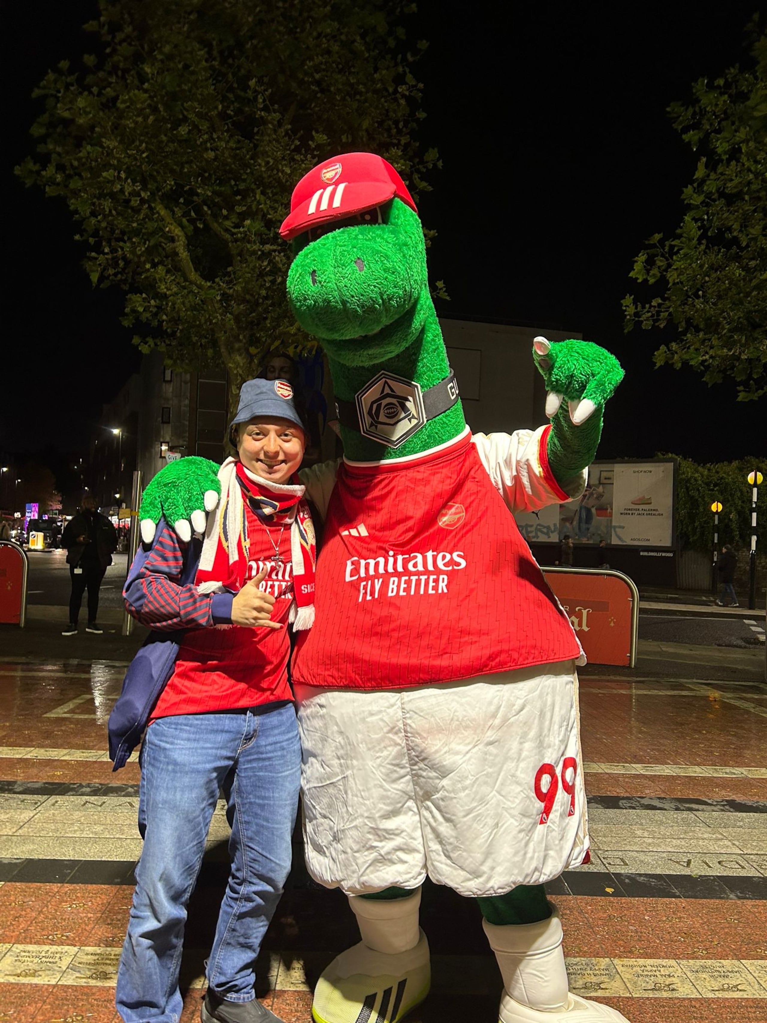 Diego disfruta de los partidos del Arsenal Football Club en el Emirates Stadium, uno de los estadios más grandes y modernos del Reino Unido.