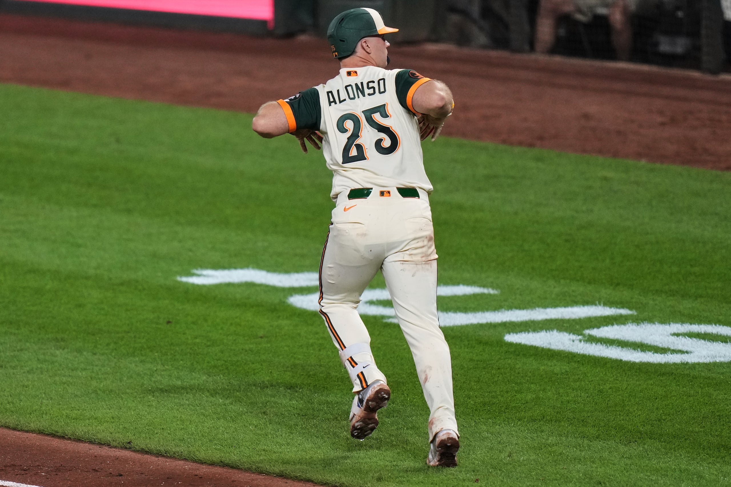 Pete Alonso, de los Orioles de Baltimore, corre las bases después de batear un cuadrangular de dos carreras.