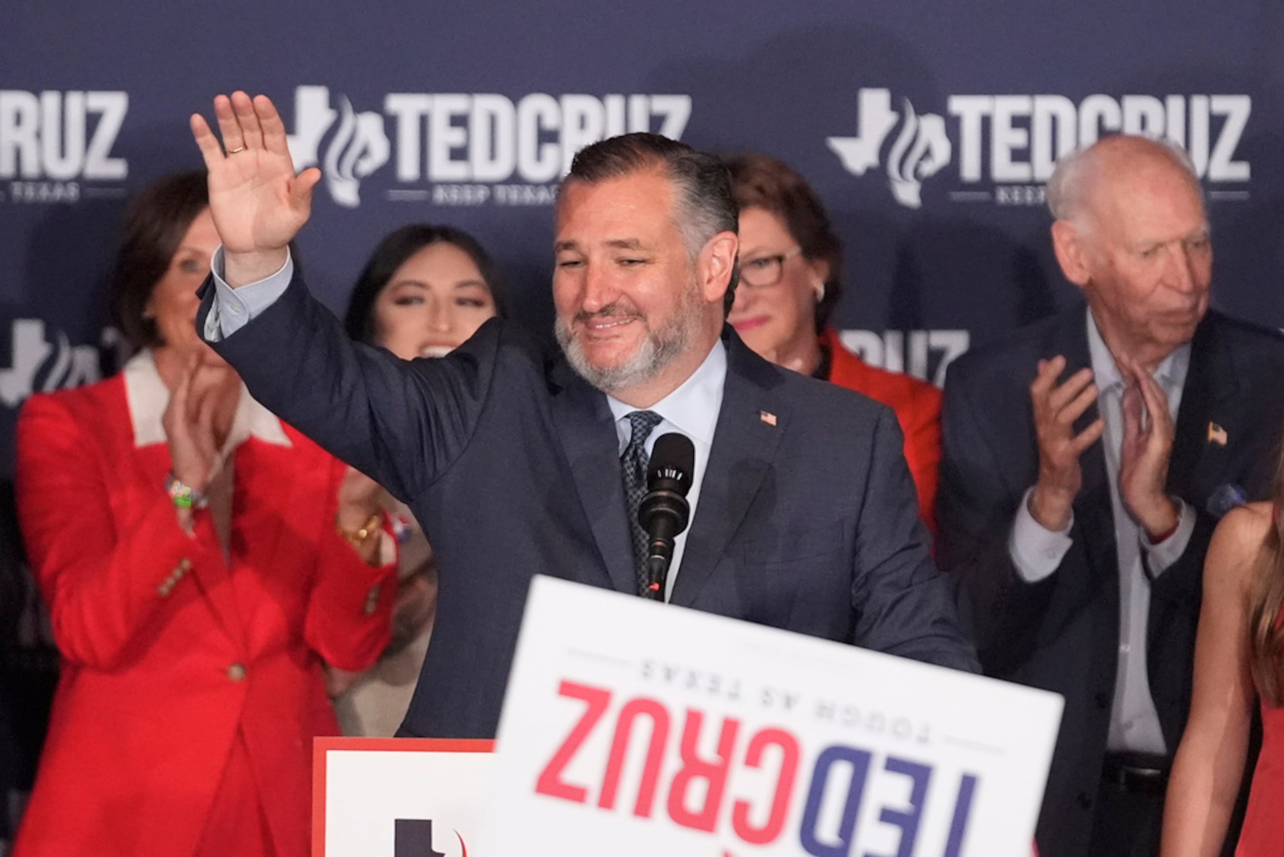 El senador republicano de Texas Ted Cruz habla durante una fiesta del partido la noche electoral, el 5 de noviembre de 2024 en el Marriott Marquis de Houston.