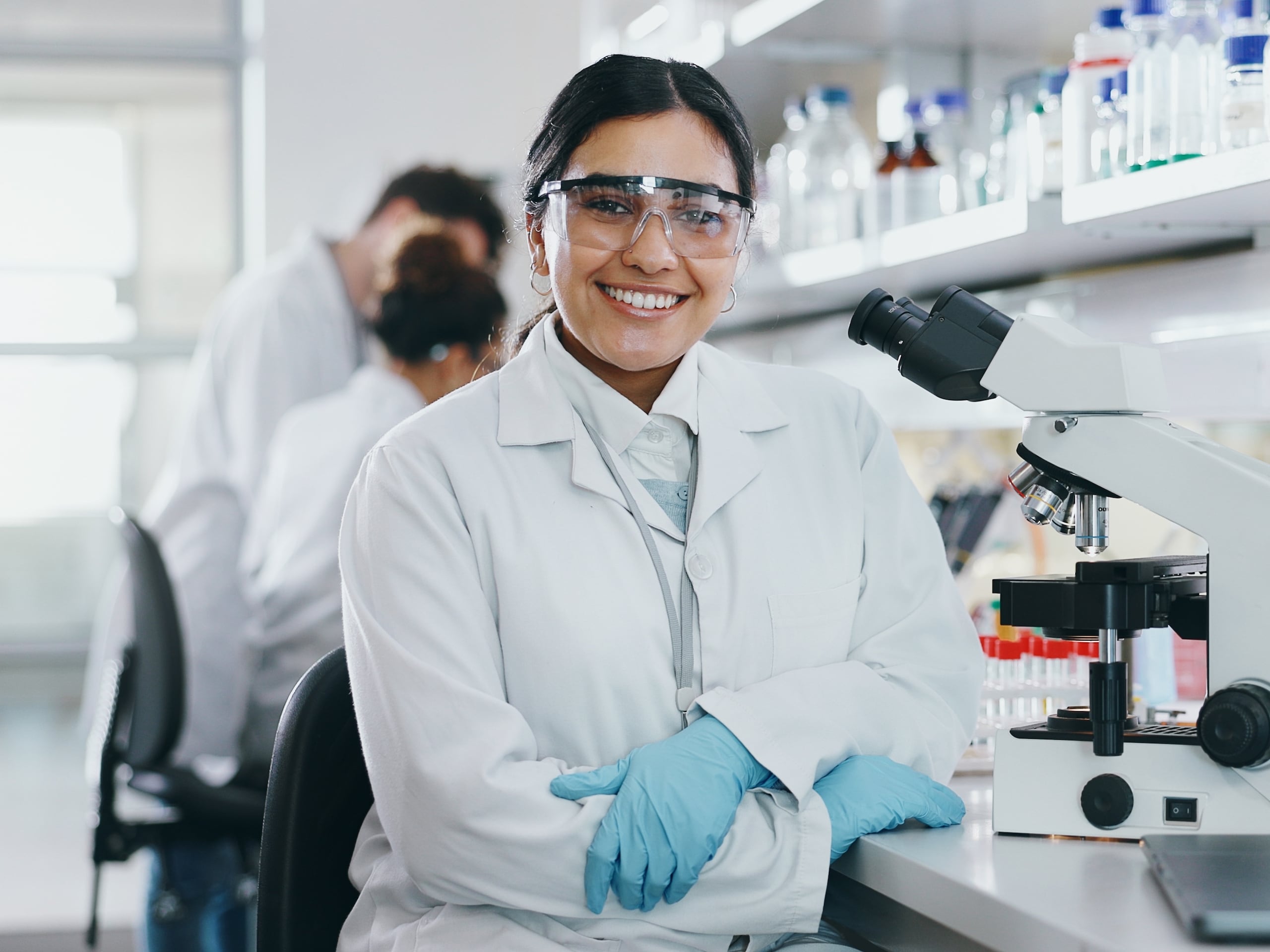 La colegiación asegura la calidad y el profesionalismo de los químicos en Puerto Rico, si no que también promueve el desarrollo continuo de la profesión, a través de actividades de educación continua, conferencias, seminarios y otras iniciativas que mantienen actualizados a los miembros en los avances científicos y tecnológicos.