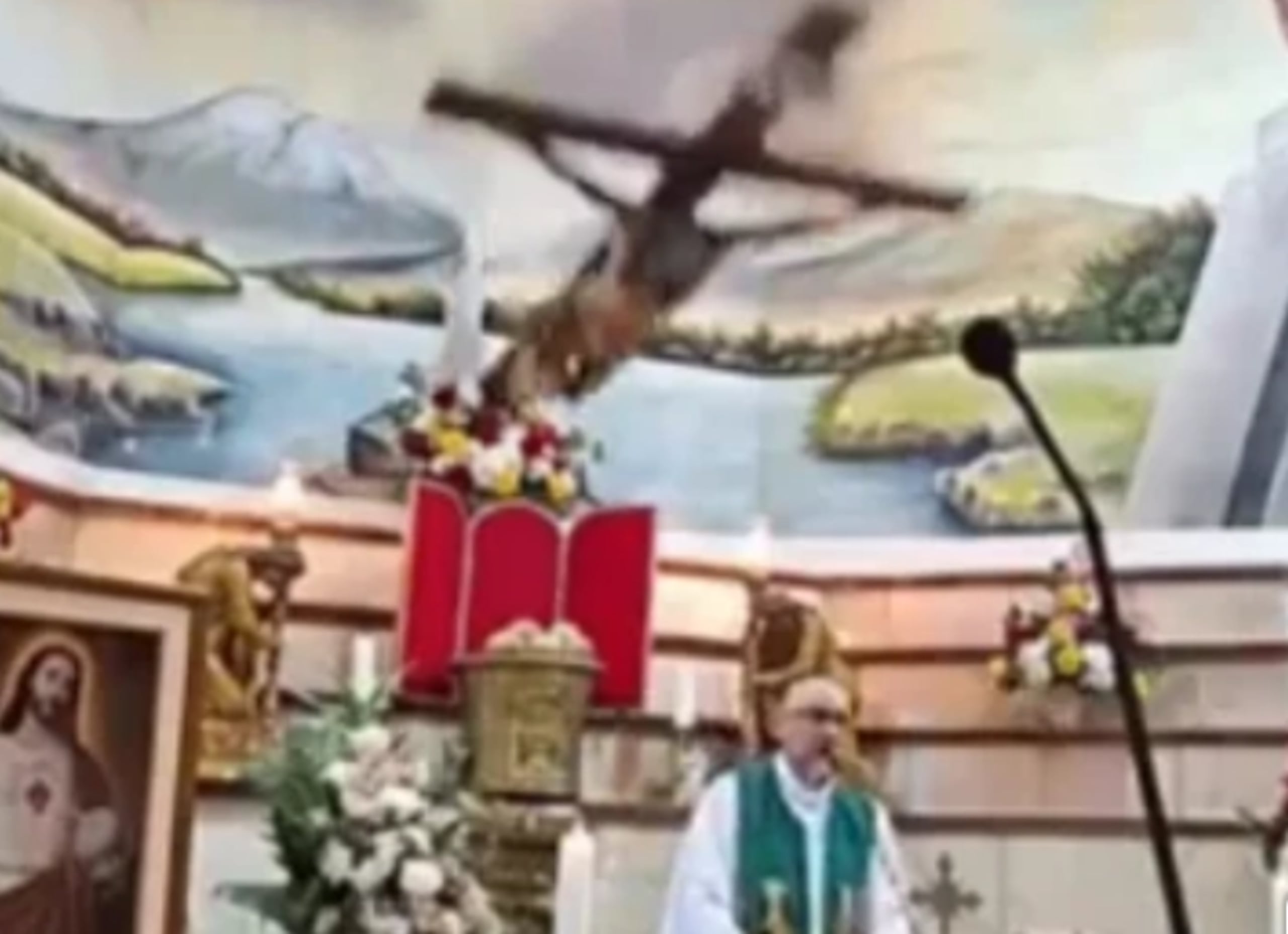 Enorme cruz cae sobre un sacerdote y lo mata en plena misa