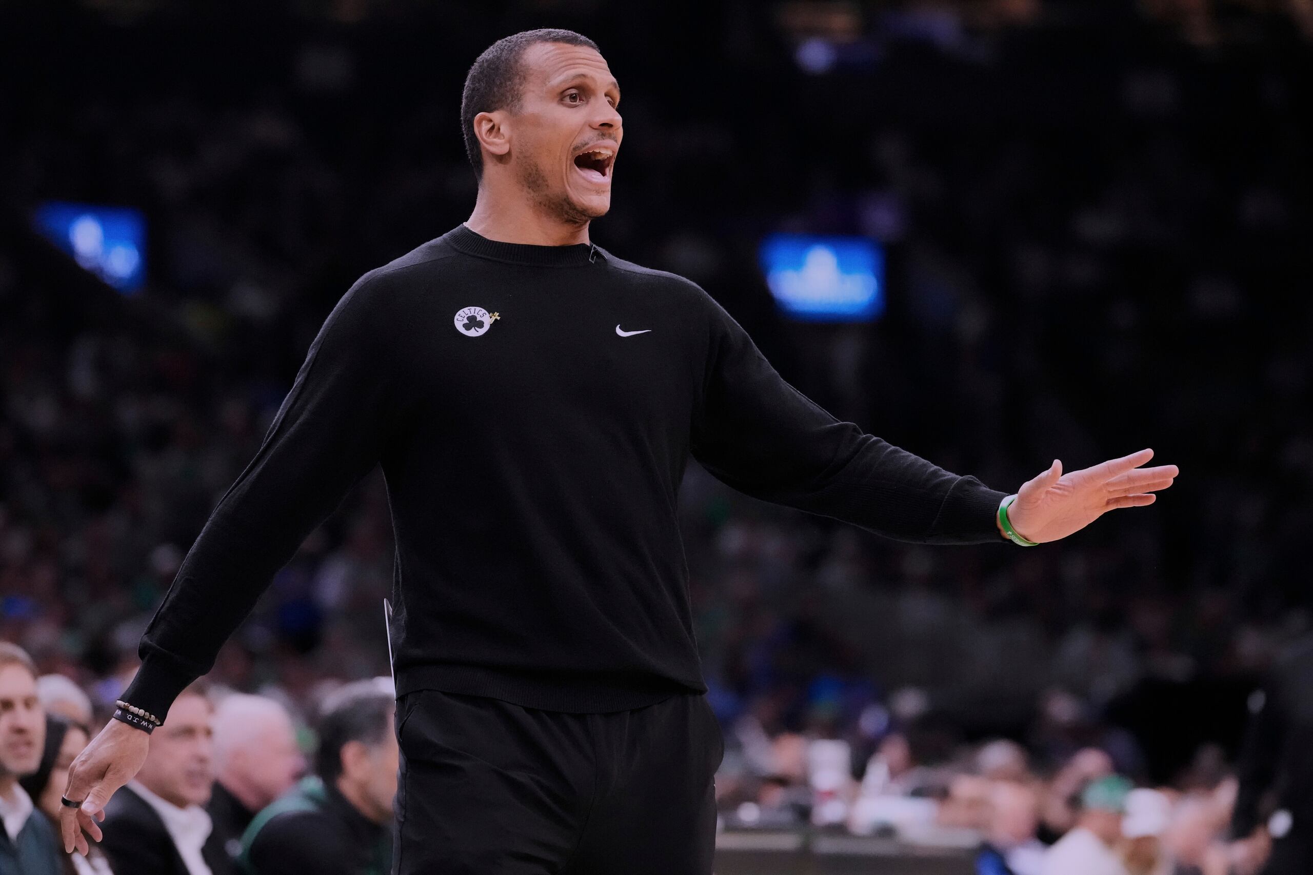 El dirigente de los Celtics de Boston, Joe Mazzulla, durante el quinto partido de la serie contra los Knicks de Nueva York en la segunda ronda de los playoffs, el miércoles 14 de mayo de 2025.