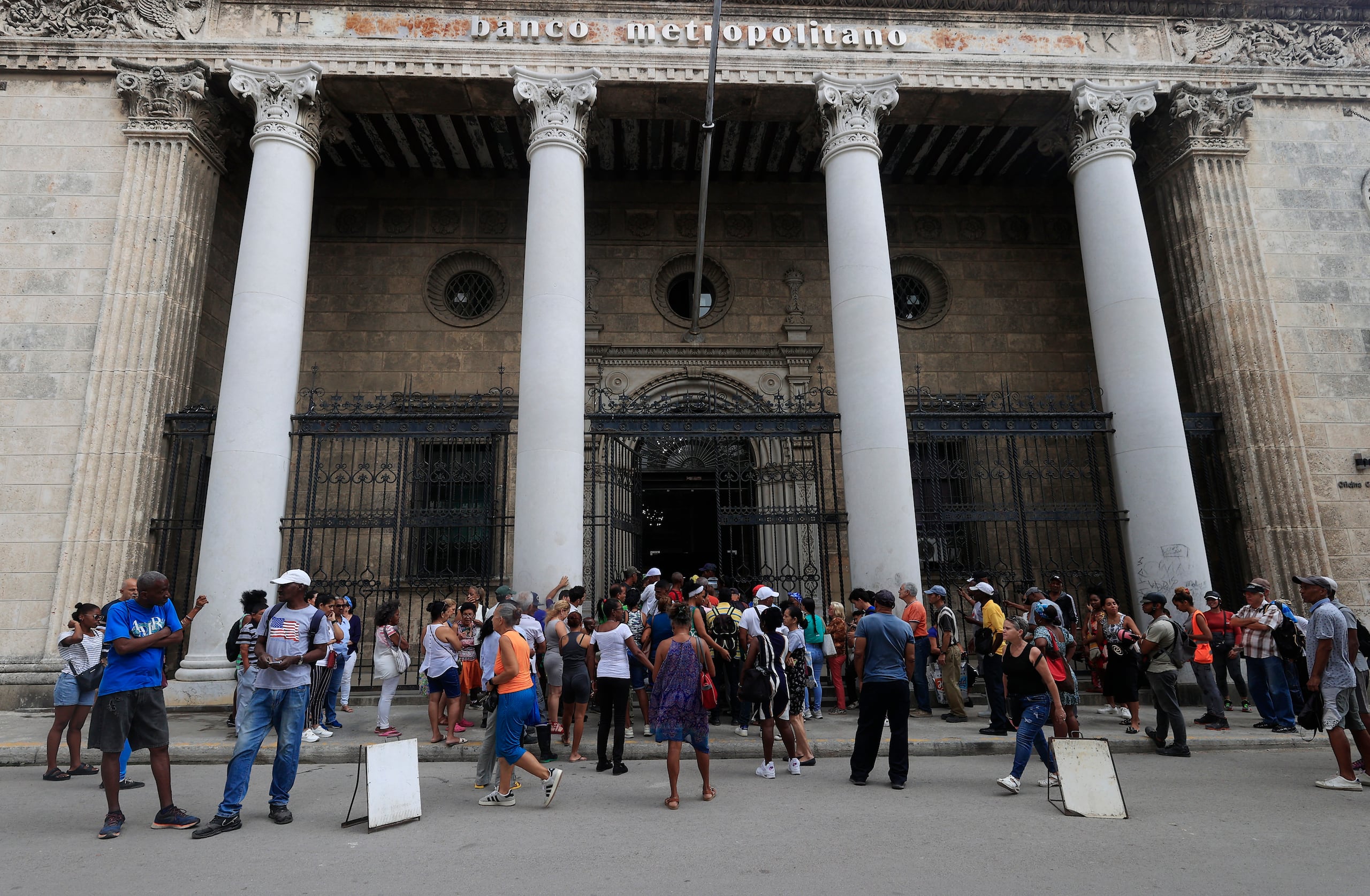 Personas esperan frente al banco metropolitano este 21 de abril de 2026, en La Habana (Cuba). (EFE/ Ernesto Mastrascusa)
