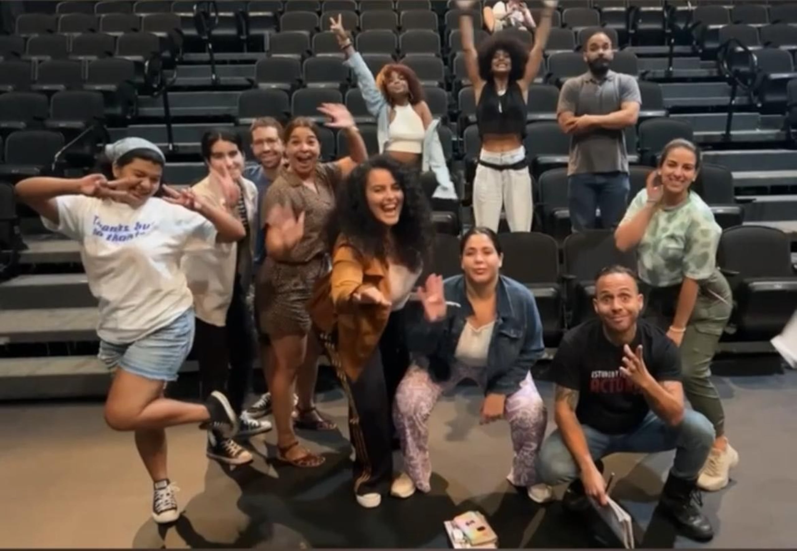 A nivel práctico y profesional, desde sus inicios, a los estudiantes se les ofrecen oportunidades de actuación en cine, televisión y anuncios comerciales.