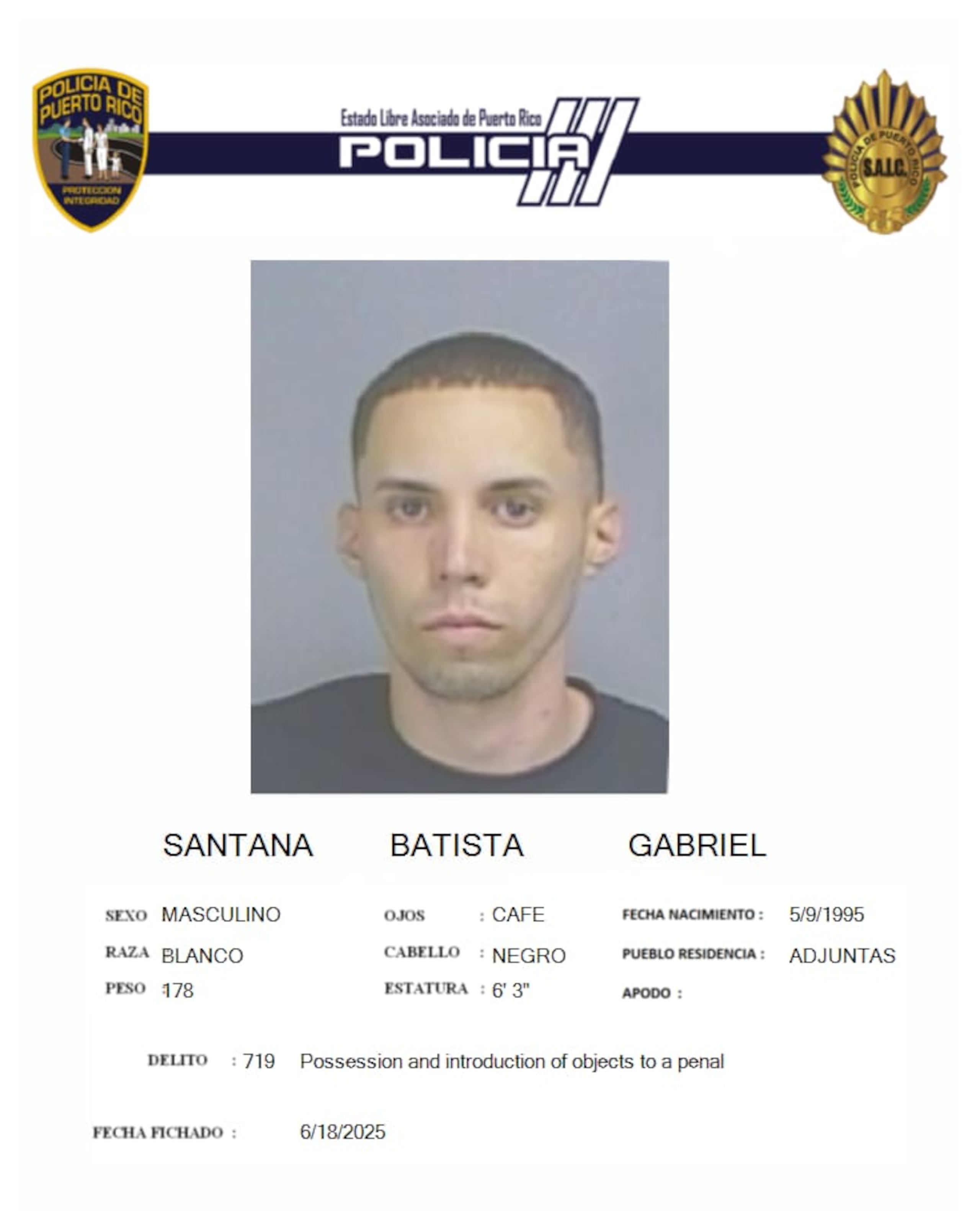 Gabriel Santana Batista, quien laboraba como oficial correccional fue acusado por intento de contrabando de un cigarrillo electrónico.