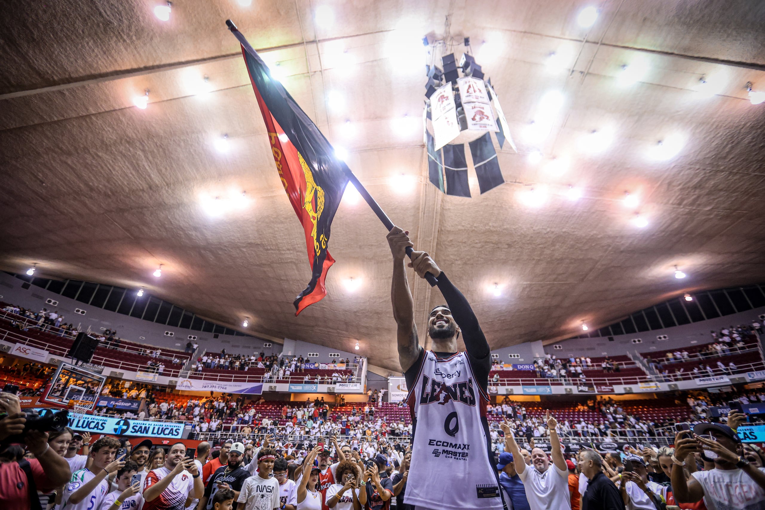 Jezreel De Jesús ondea la bandera de Ponce, luego del triunfo sobre los Indios de Mayagüez en el sexto juego de la final de la Conferencia B del BSN.