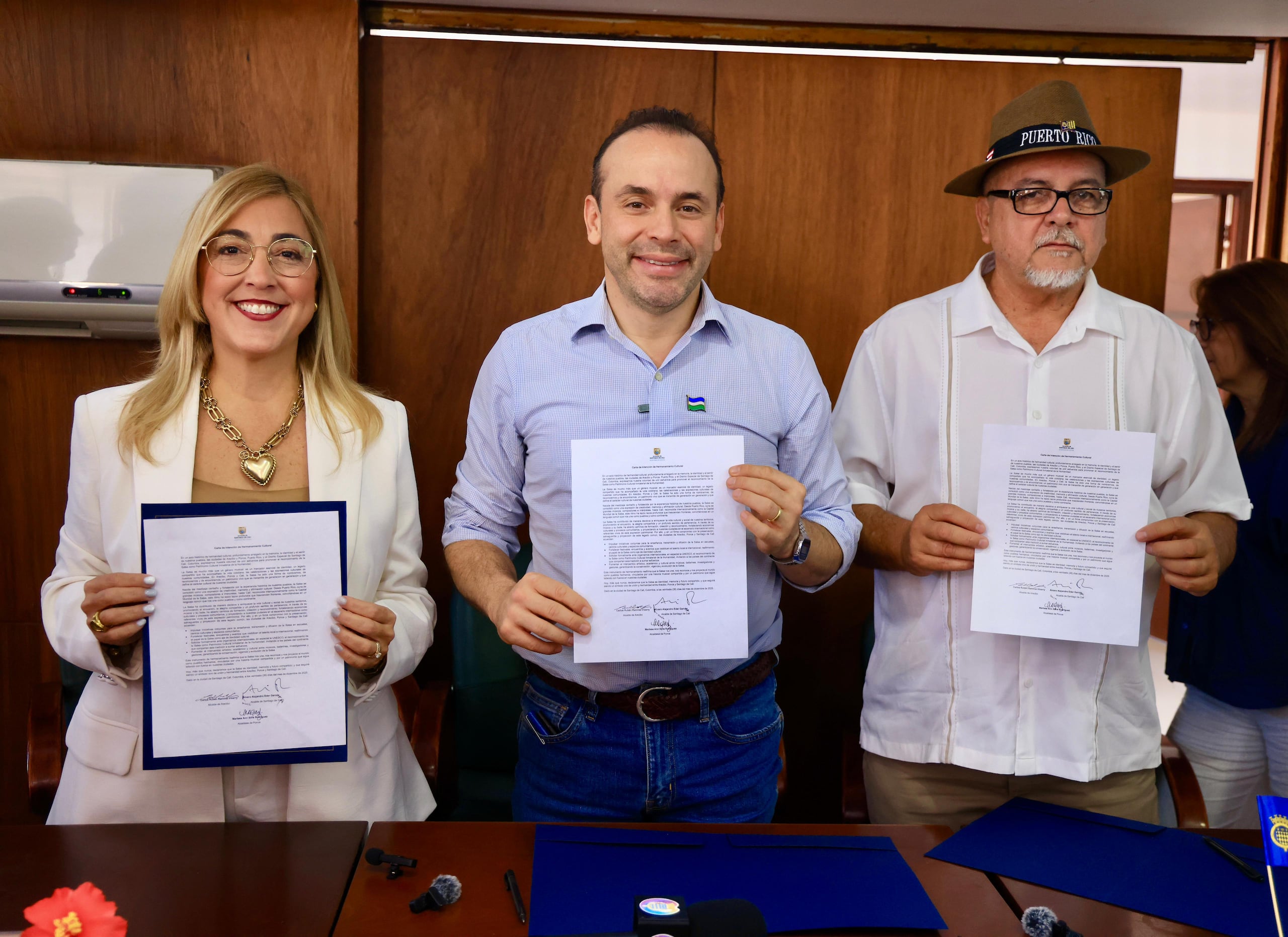 De izquierda a derecha: la alcaldesa de Ponce, Marlese Sifre Rodríguez; el alcalde de Cali, Alejandro Éder; y el alcalde de Arecibo, Carlos "Tito" Ramírez Irizarry.