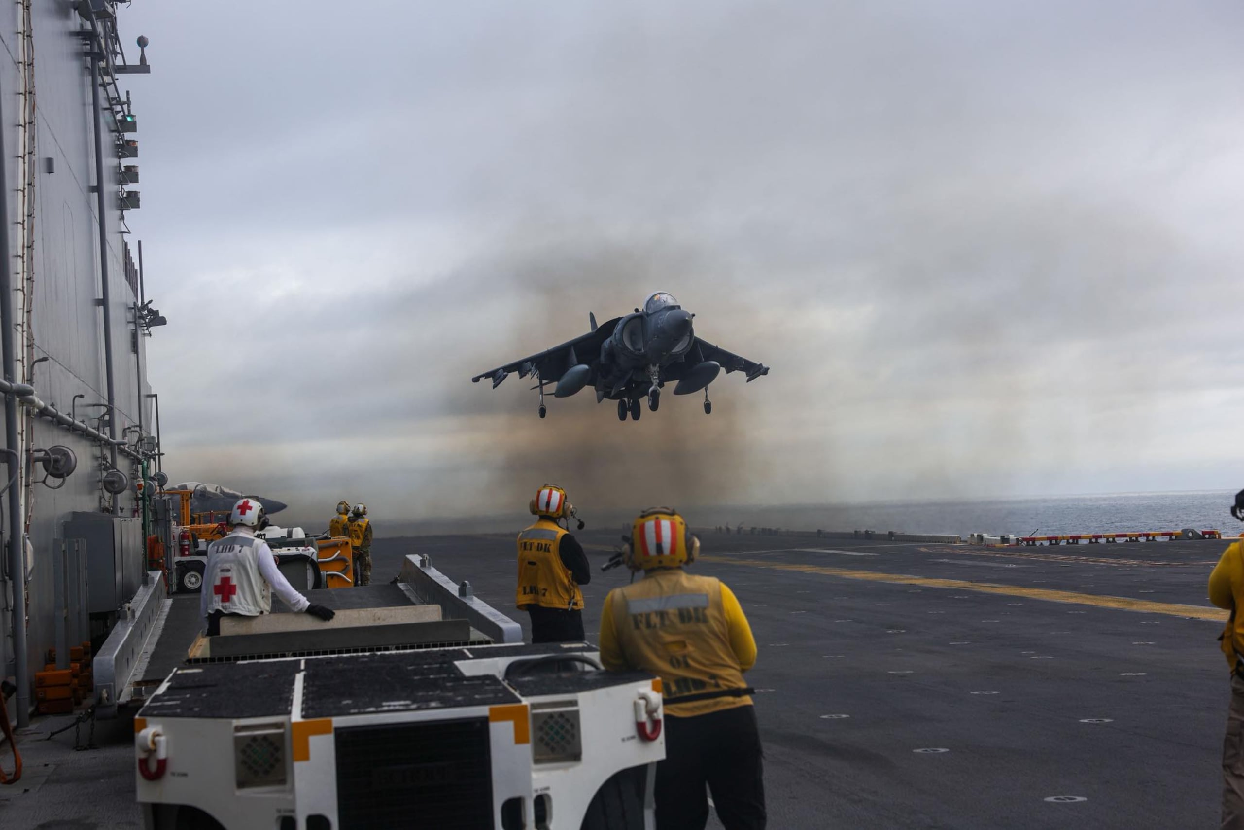 La fotografía fue compartida en la cuenta oficial del USS Iwo Jima, el buque de asalto perteneciente al Grupo Anfibio de Despliegue Inmediato (Iwo Jima Amphibious Ready Group) que Washington ordenó movilizar a la zona hace unos días.