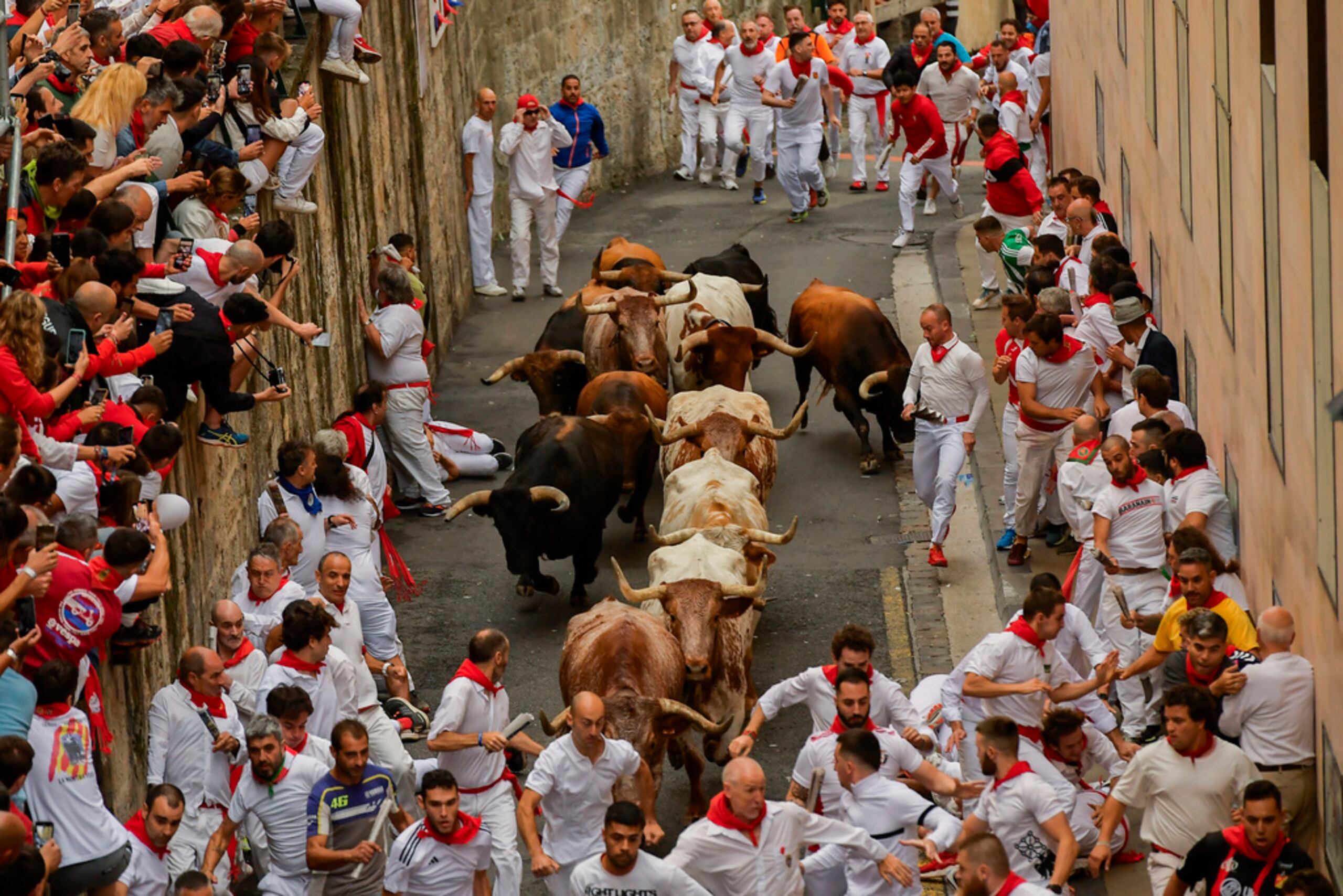 Primer encierro de las Fiestas de San Fermín en la ciudad de Pamplona este viernes.