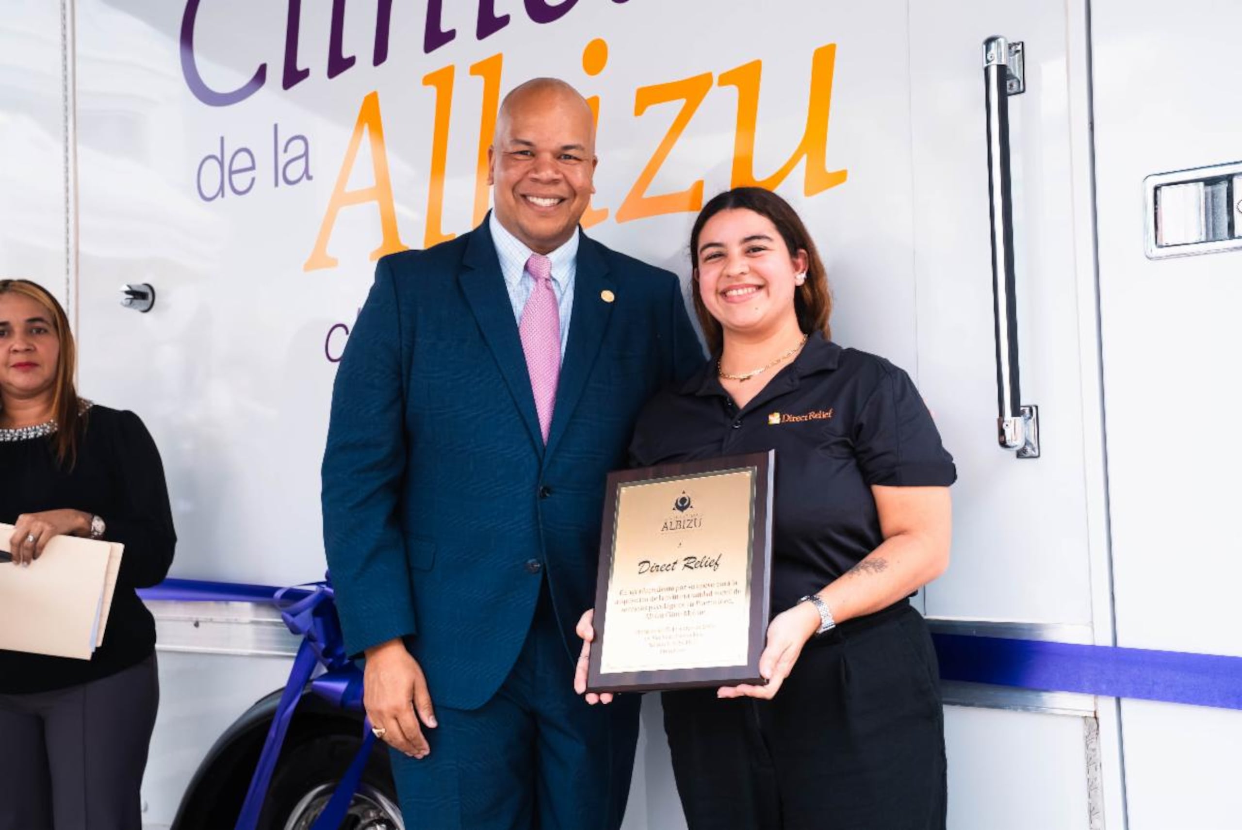 En la foto, el Dr. Nelson E. Soto, presidente de la Universidad Albizu y Ana Umpierre, coordinadora de comunicaciones de Direct Relief.