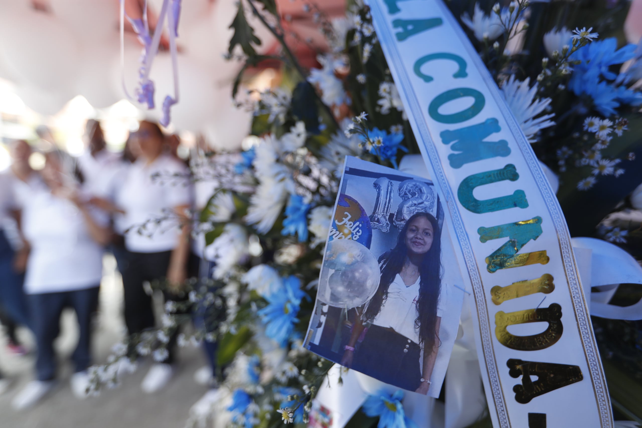 Personas se reúnen en la casa en dónde vivía Sofía Delgado niña de 12 años asesinada, este viernes en Candelaria, en Colombia. (EFE/Ernesto Guzmán)