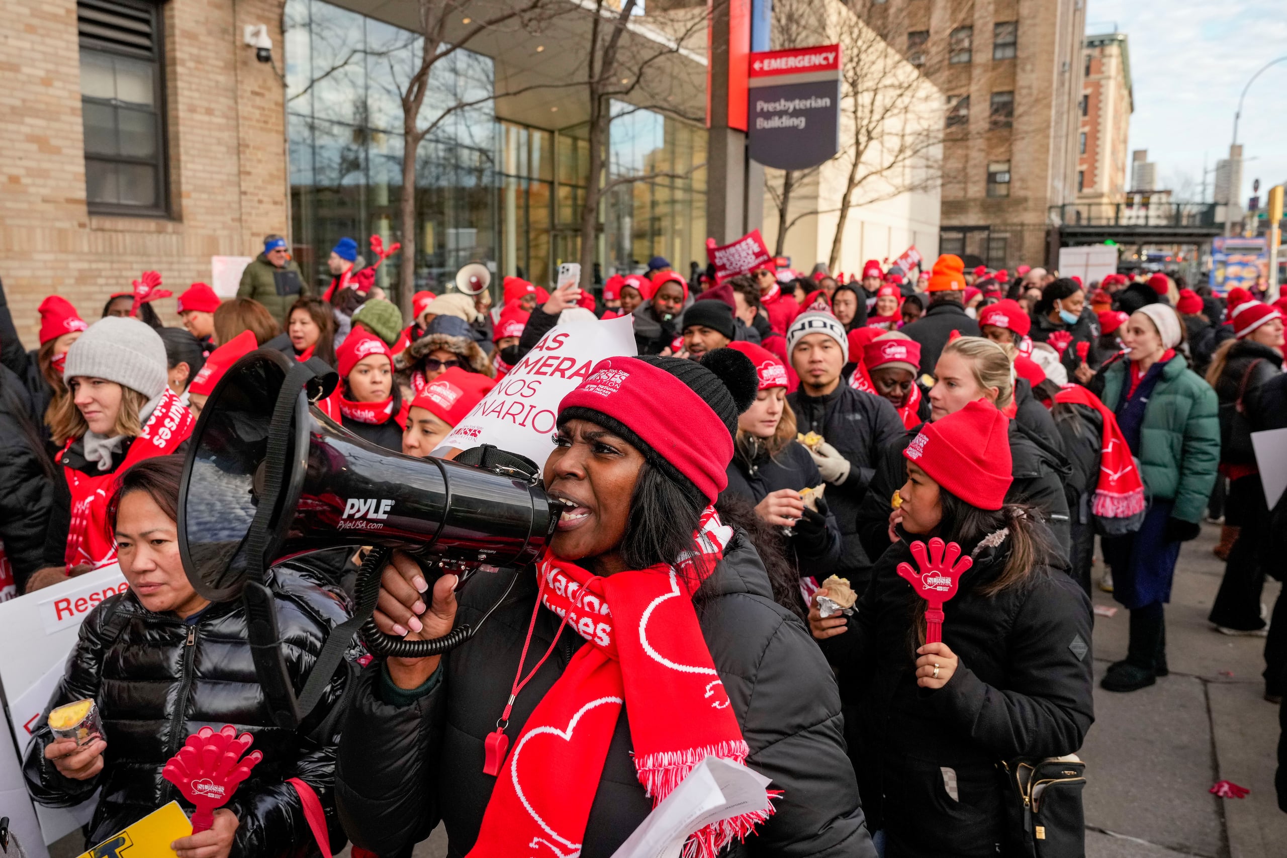 Huelga de enfermeras y enfermeros frente al Hospital Presbiteriano de Nueva York, el lunes 12 de enero de 2026, en Nueva York. (Foto AP/Yuki Iwamura)