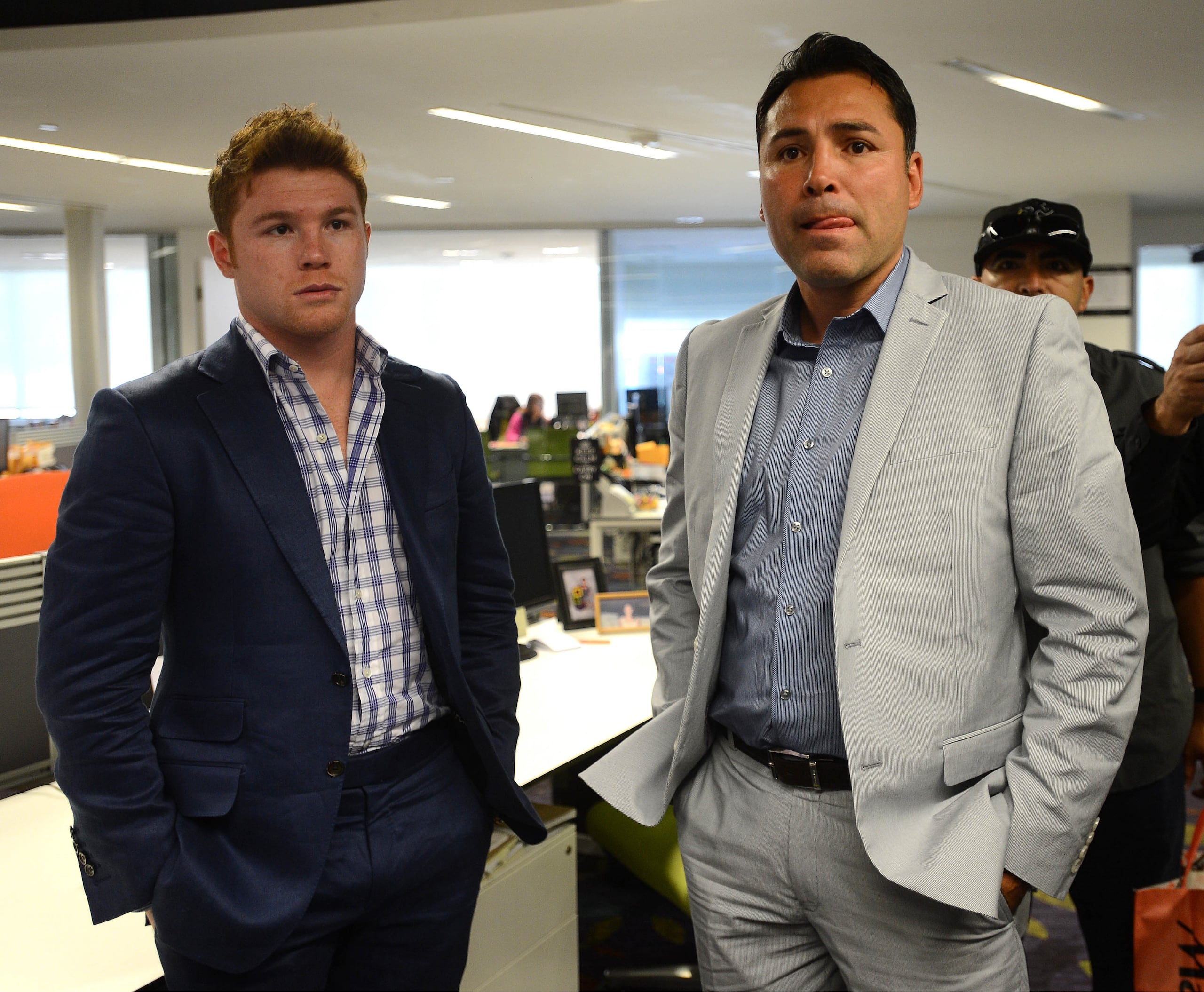 Foto de archivo de Saúl "Canelo" Álvarez y Oscar de la Hoya durante una entrevista en GFR Media el 9 de mayo de 2014.