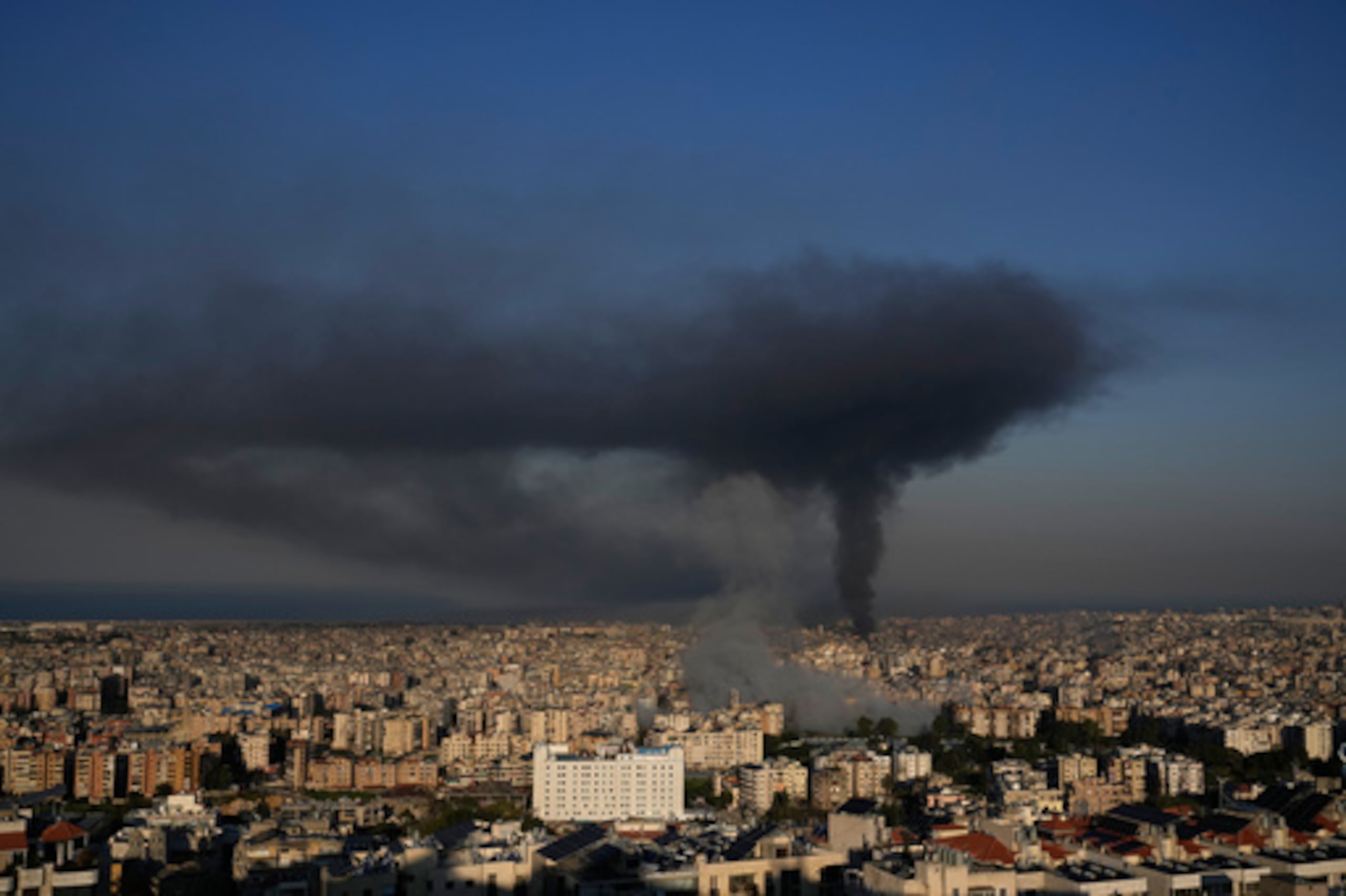 El humo se eleva desde los ataques aéreos israelíes en Dahiyeh, un suburbio al sur de Beirut, Líbano, martes 3 de marzo de 2026. (AP Photo/Hussein Malla)