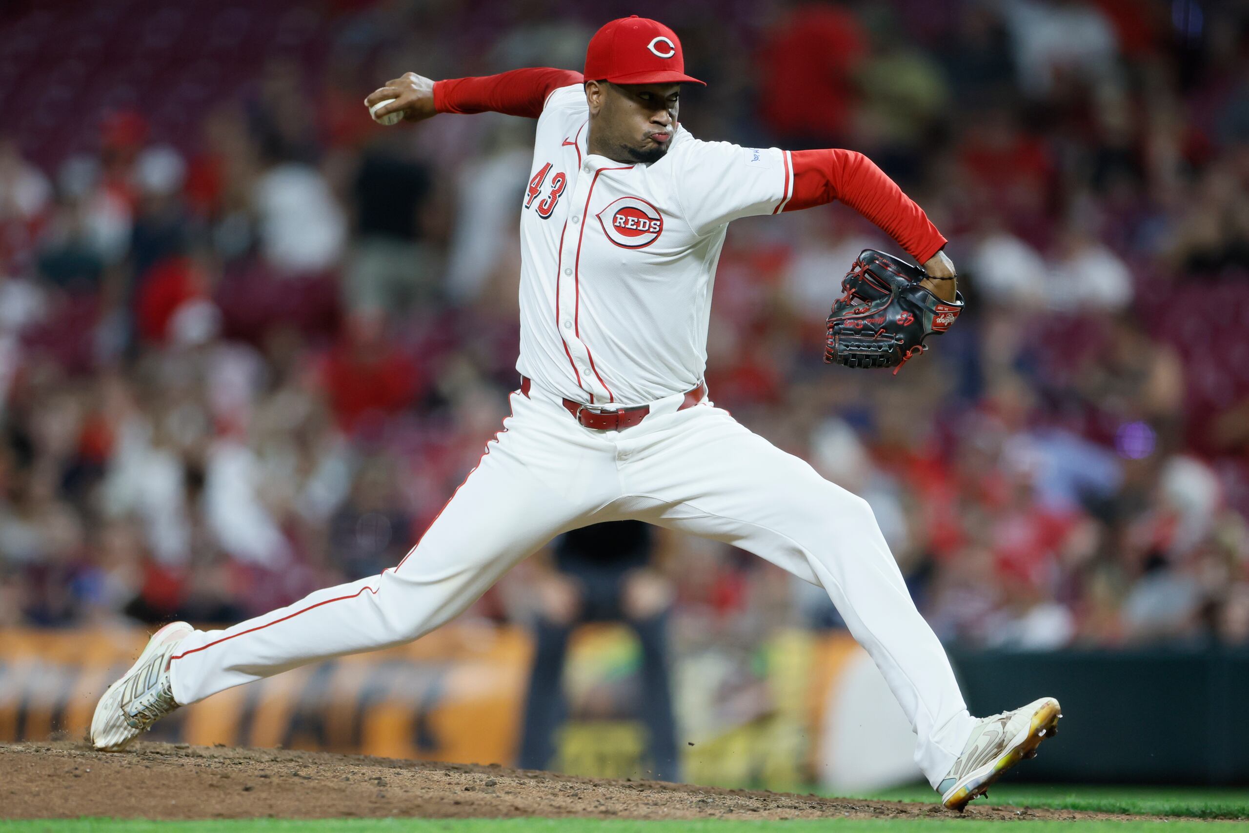 Alexis Díaz durante un encuentro de los Reds ante los Braves en la temporada 2024 de las Grandes Ligas.
