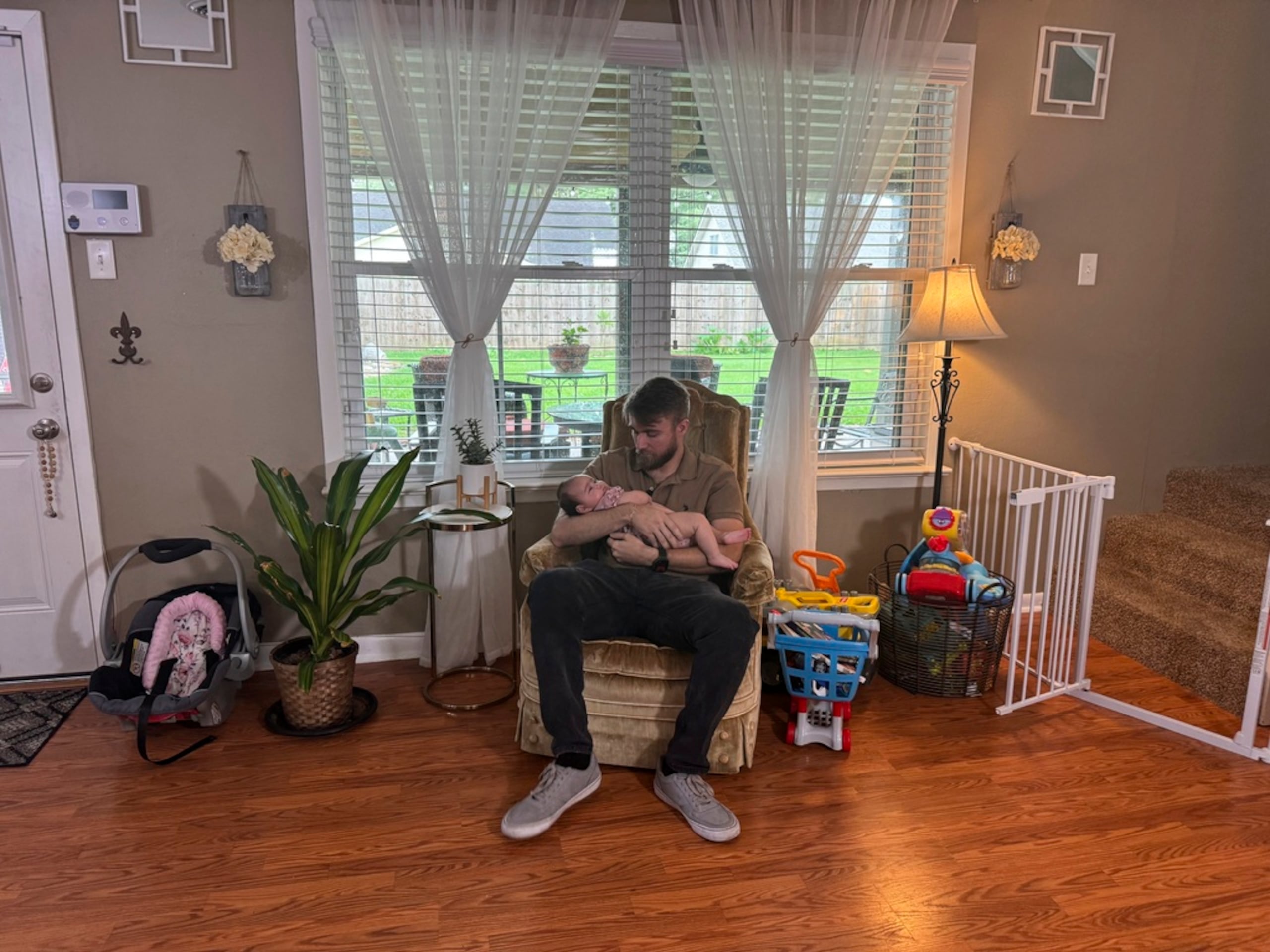 Adrian Clouatre sostiene a su hija de tres meses, Lyn, en su hogar en Baton Rouge, Luisiana.