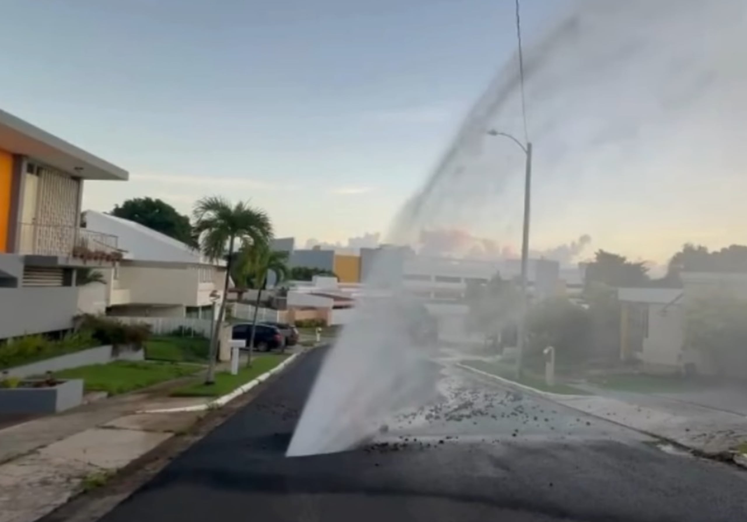 Salidero en urbanización de San Juan