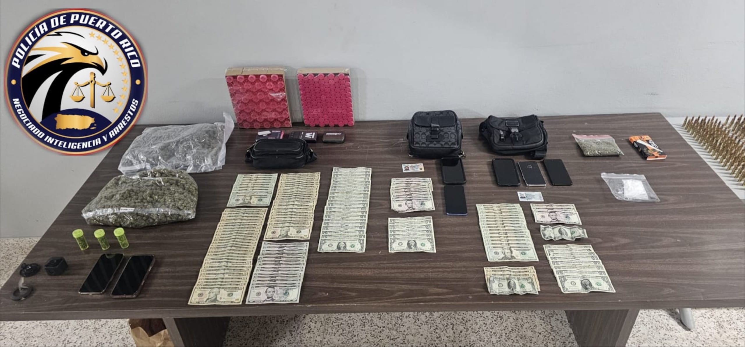 Tres hombres fueron arrestados tras ocupar drogas durante un allanamiento en un apartamento del residencial Luis Llorens Torres, en Santurce.