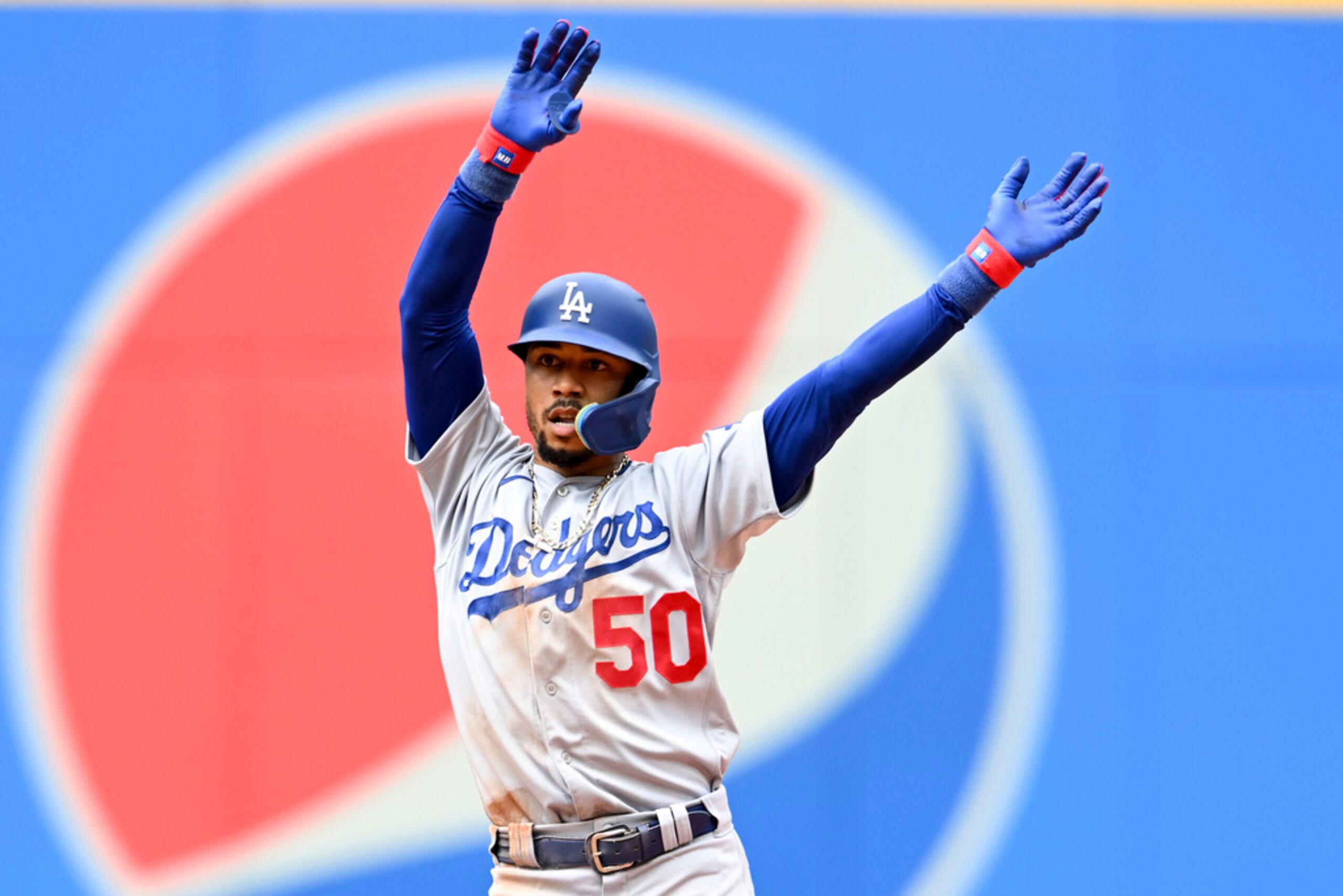 Mookie Betts, de los Dodgers de Los Ángeles, festeja luego de batear un doble de dos carreras ante los Guardianes de Cleveland.