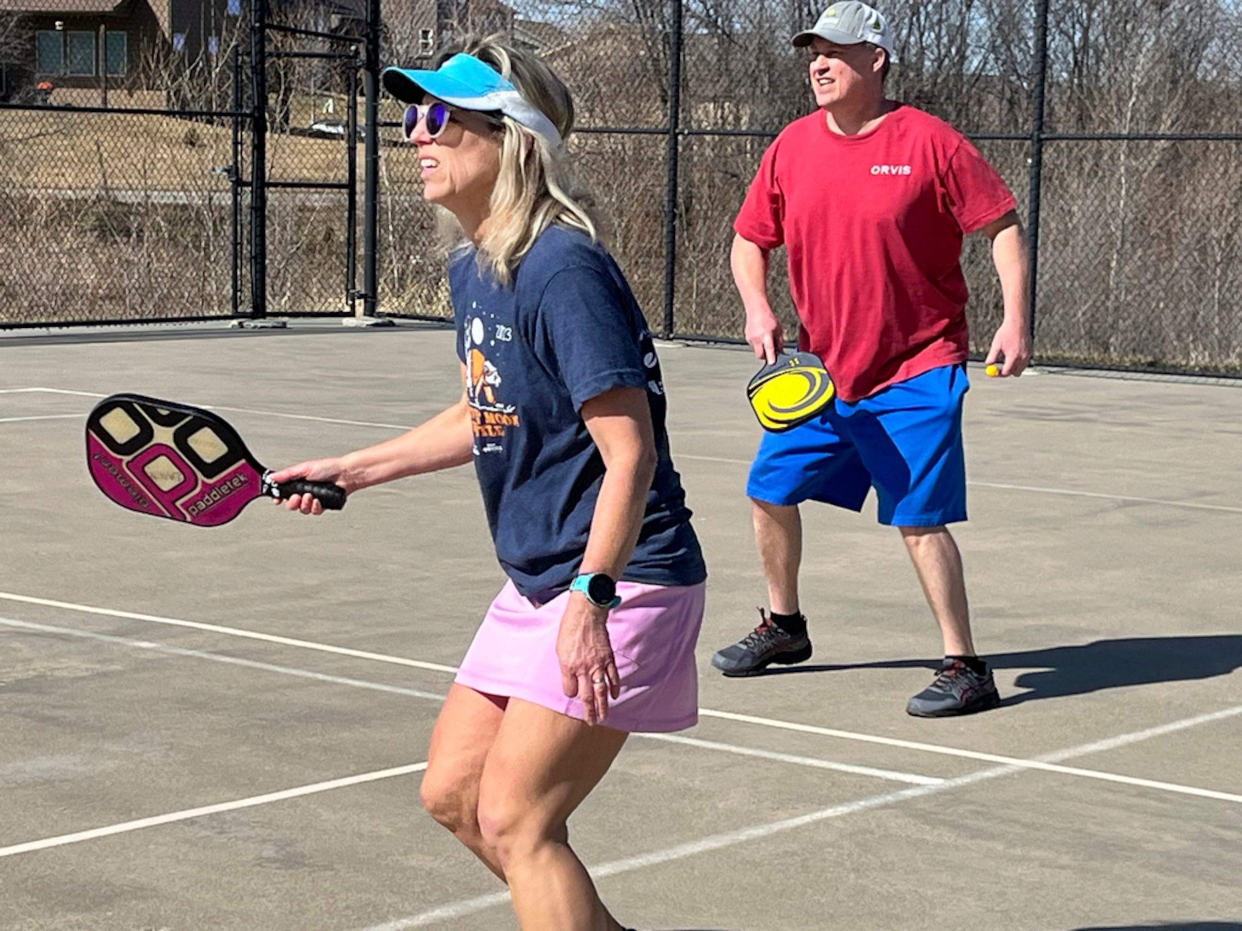Stacy Lawson y su esposo Hugh juegan pickleball en una cancha al aire libre el domingo 25 de febrero de 2024 en Omaha, Nebraska.