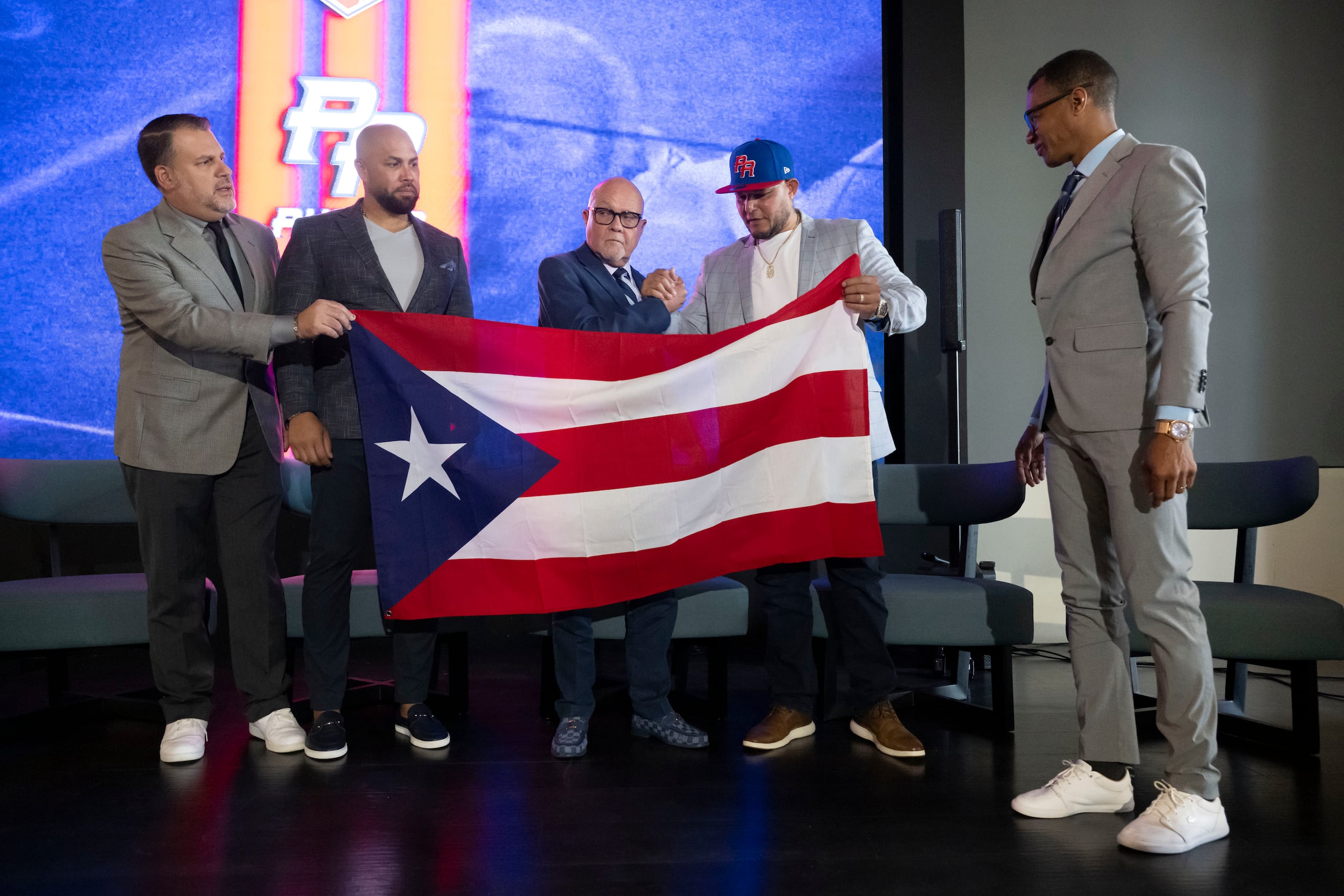 De izquierda, Joey Solá, gerente de operaciones; Carlos Beltrán, gerente general; presidente de la Federación, José Quiles; dirigente, Yadier Molina; y el director ejecutivo de la Federación, Efraín William González.