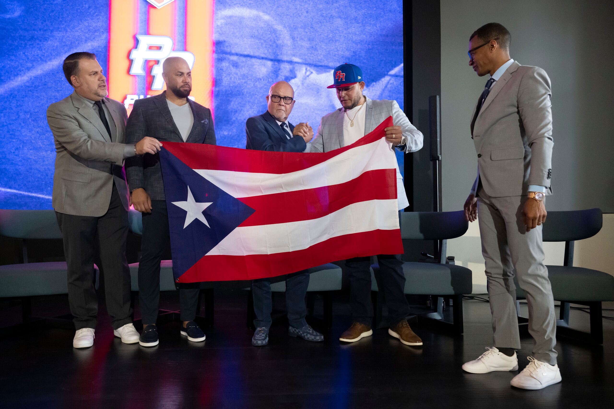 Desde la izquierda, Joey Solá, gerente de operaciones de Puerto Rico en el Clásico; Carlos Beltrán, gerente general; el presidente de la FBPR, José Quiles; Yadier Molina, dirigente; y el director ejecutivo de la FBPR, Efraín William González.
