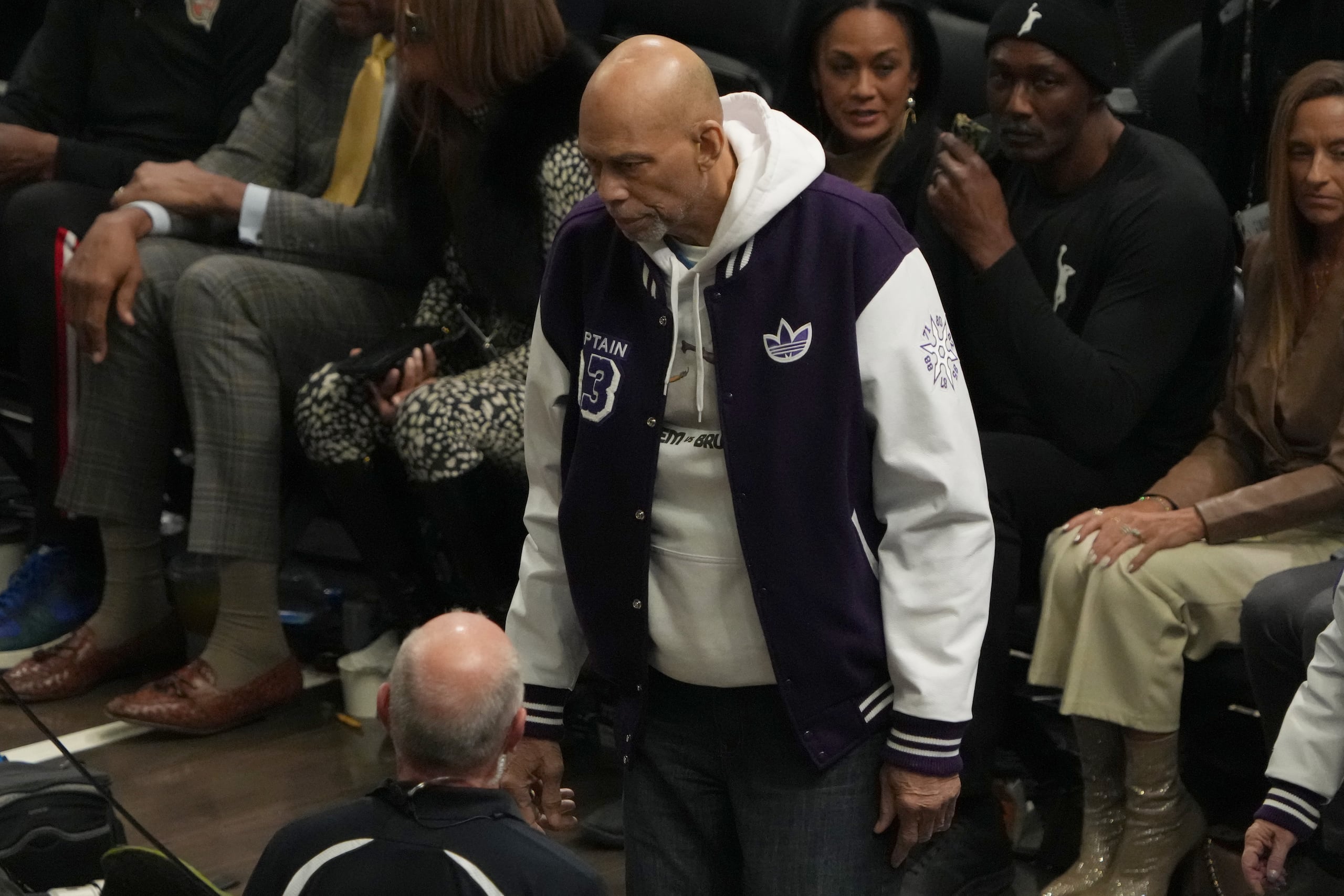 Kareem Abdul-Jabbar ostentó la marca de mejor anotador de todos los tiempos de la NBA con 38,387 tantos en su carrera, hasta el pasado mes de febrero cuando fue superado por LeBron James.