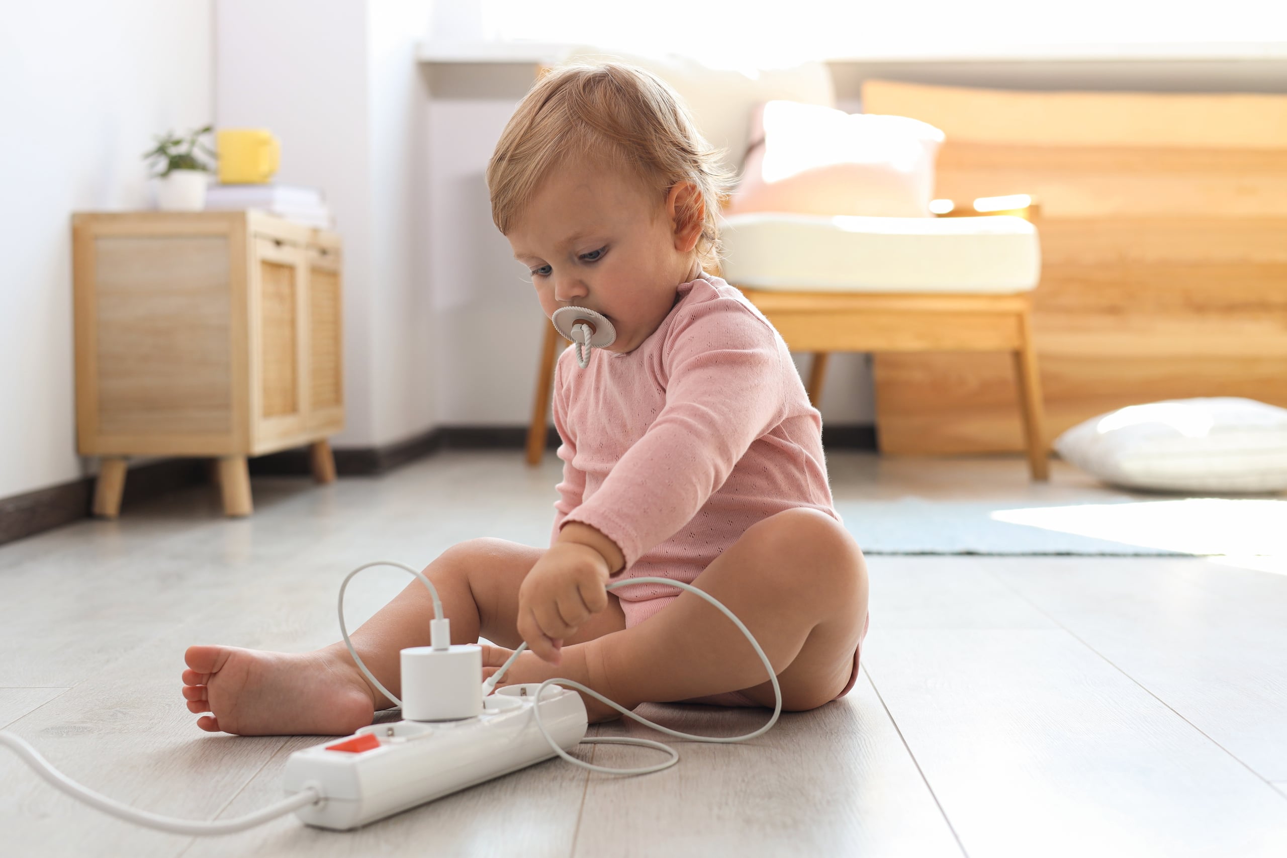 Tampoco deje los cargadores de celulares, tabletas o equipos electrónicos conectados a la fuente de electricidad cuando termine de cargar su equipo.