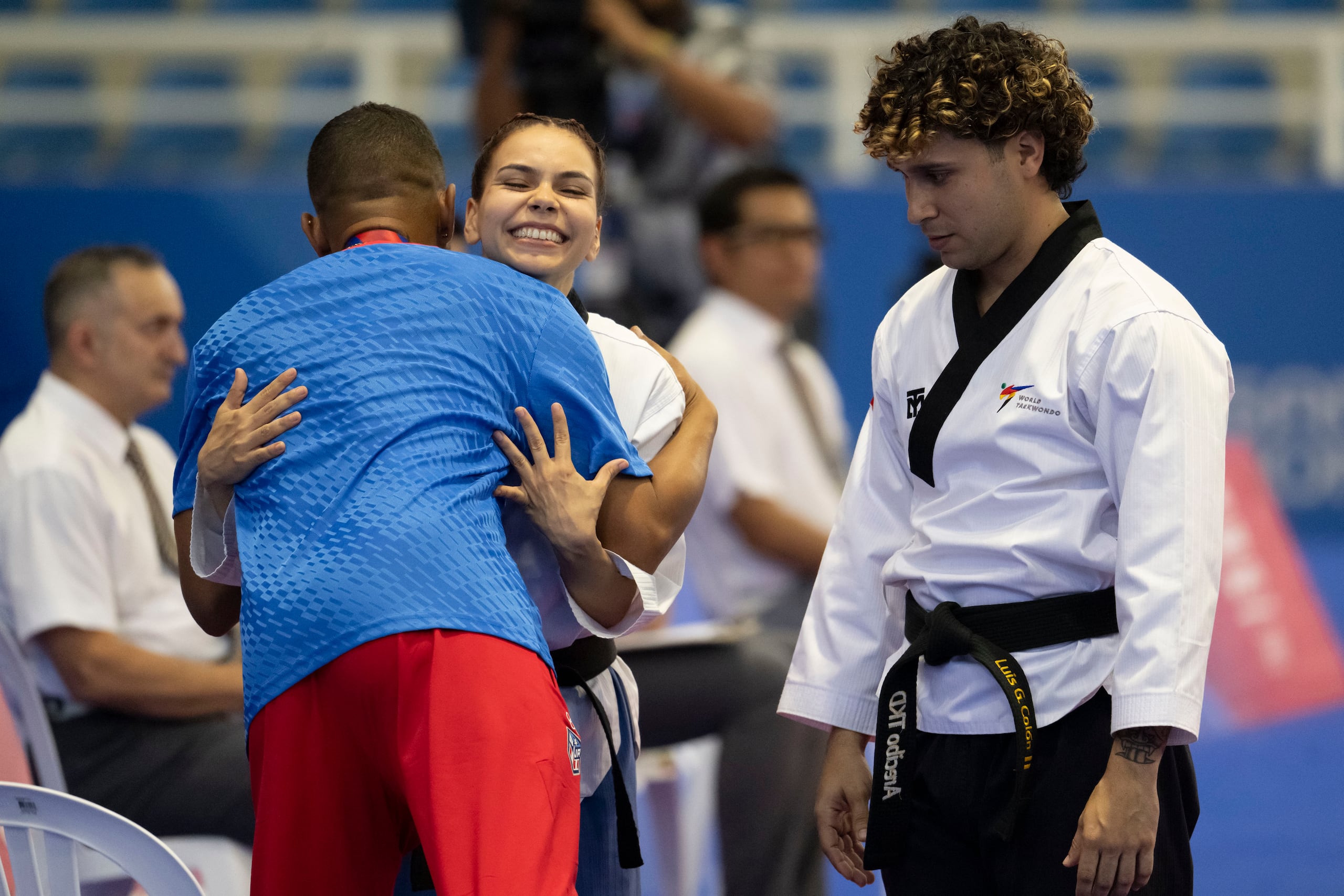 Las medallas ganadas por Arelis Medina, siendo felicitada por su entrenador, y Luis Gabriel Colón, esperando su abrazo, son las tres primeras de Puerto Rico en los Juegos.