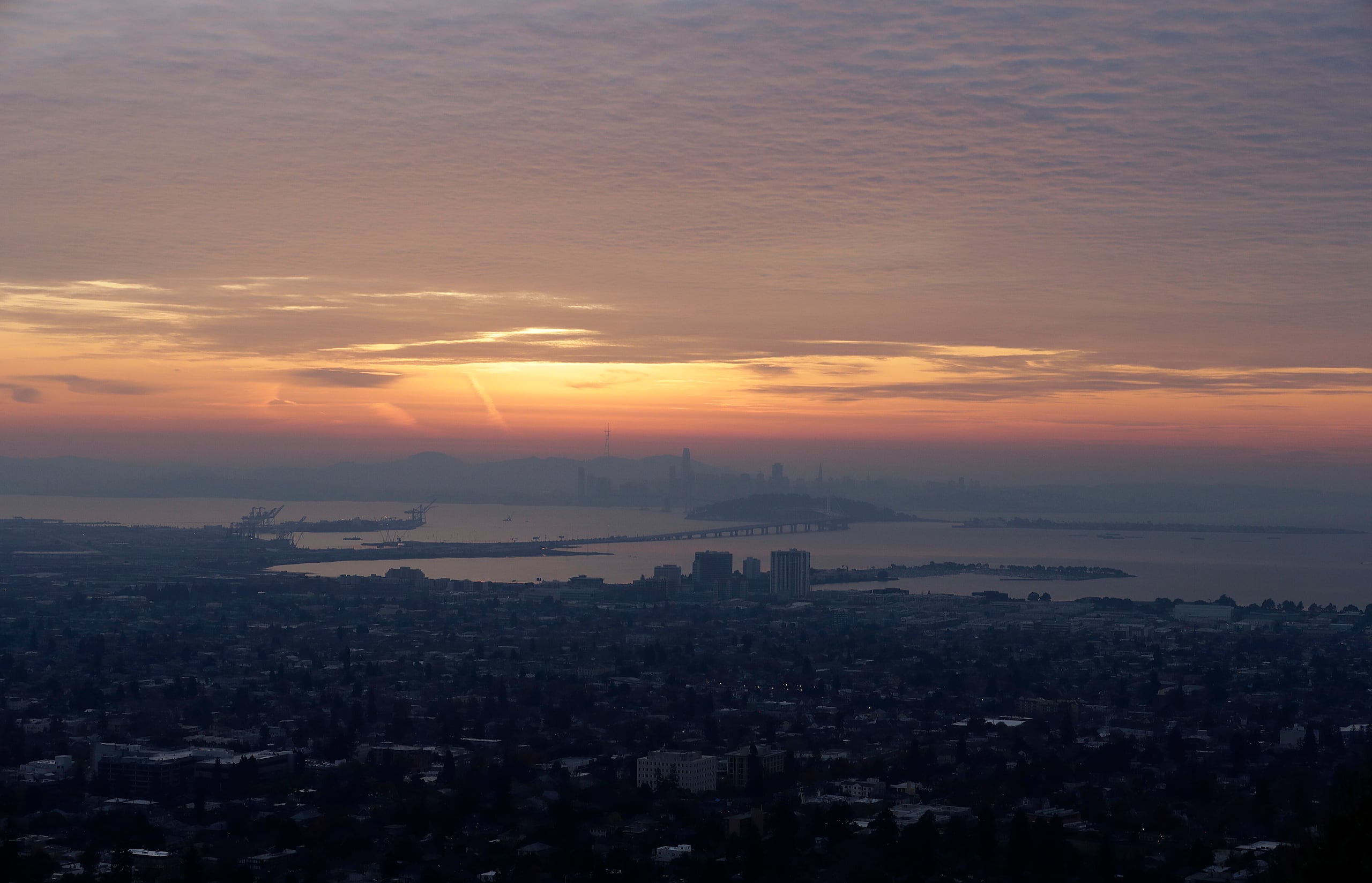 El paisaje de San Francisco y el puente de la bahía se ven desde Berkeley, California, el 22 de diciembre de 2017. (AP Foto/Jeff Chiu, archivo)