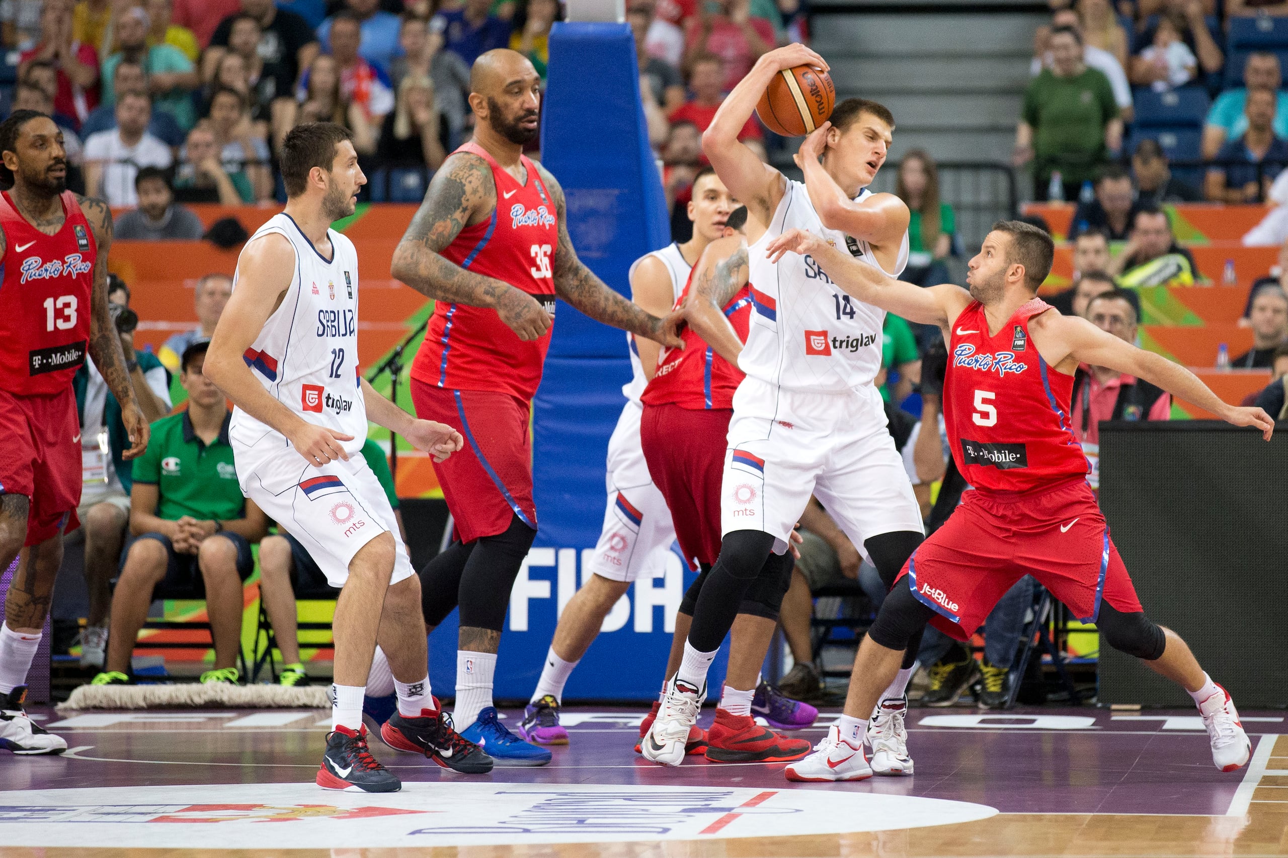 El serbio Nikola Jokic, con el balón, durante un partido ante Puerto Rico en el Repechaje Olímpico de 2016 en Serbia.