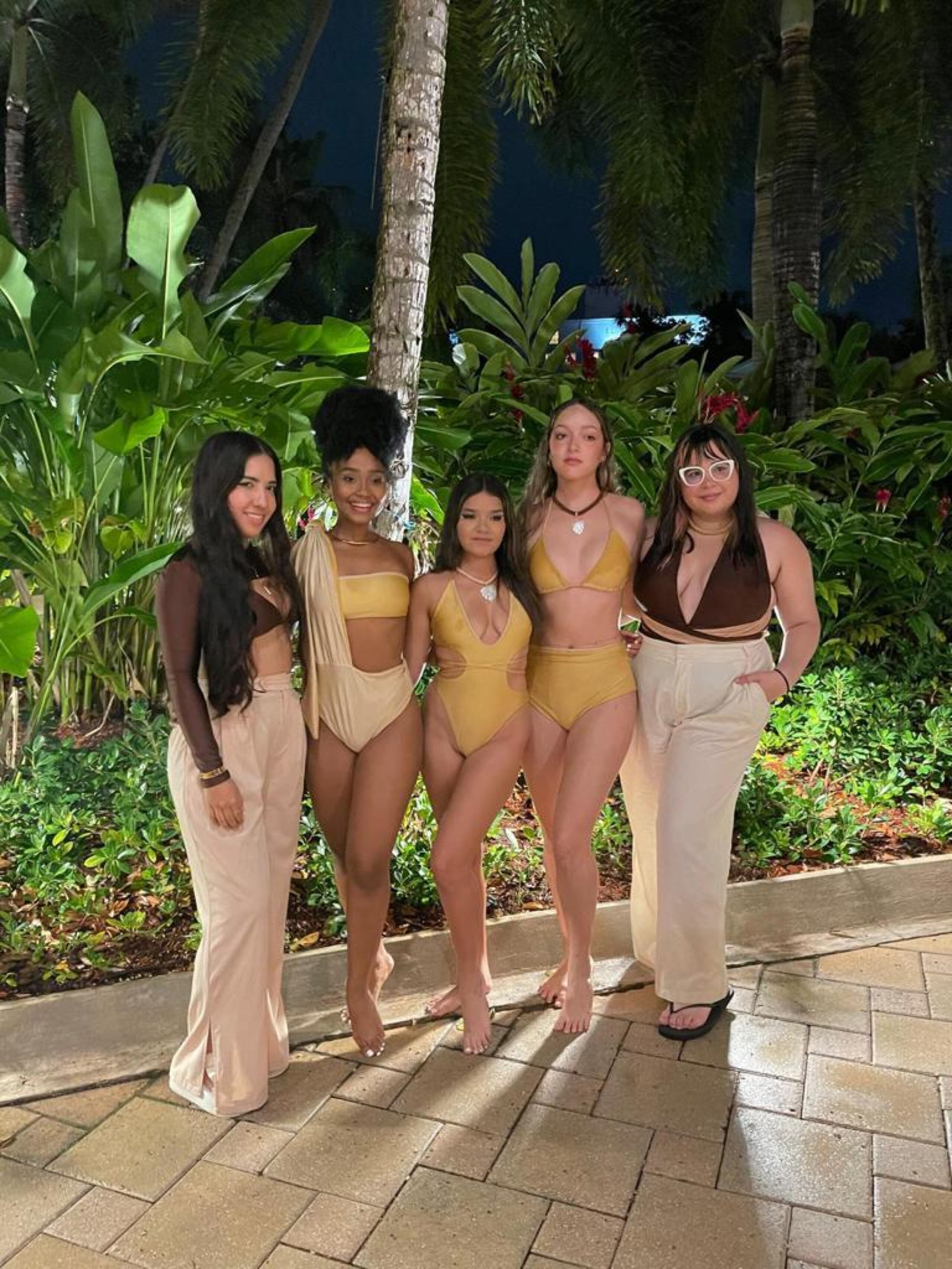 Amanda Pérez Collazo y Yadimar García Lebrón junto a modelos luciendo su línea de trajes de baño Kopsia