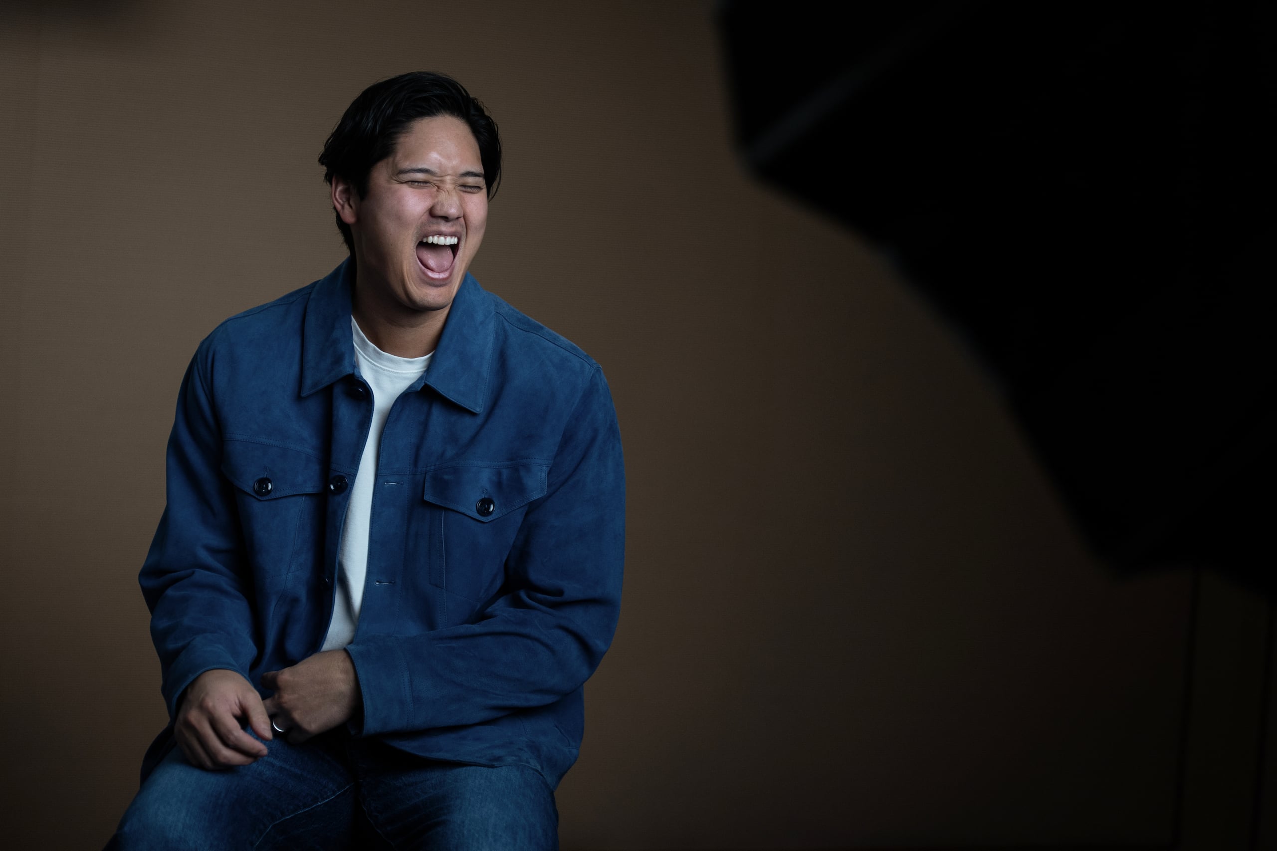 El jugador de los Dodgers de Los Ángeles Shohei Ohtani se ríe con su traductor durante una entrevista con The Associated Press en Pasadena, California, el miércoles 26 de noviembre de 2025. (AP Foto/Jae C. Hong)