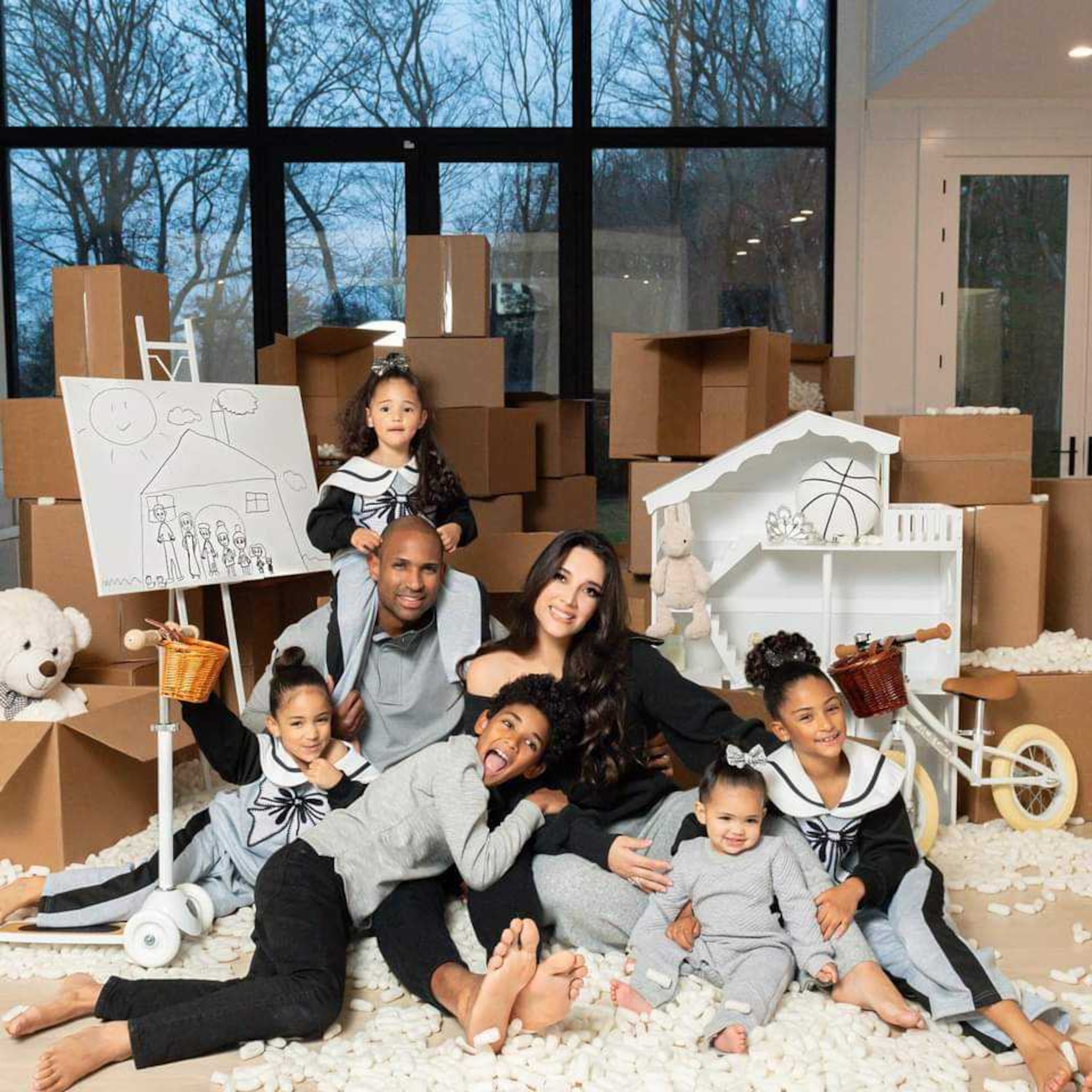 Amelia Vega y Al Horford junto a su familia.