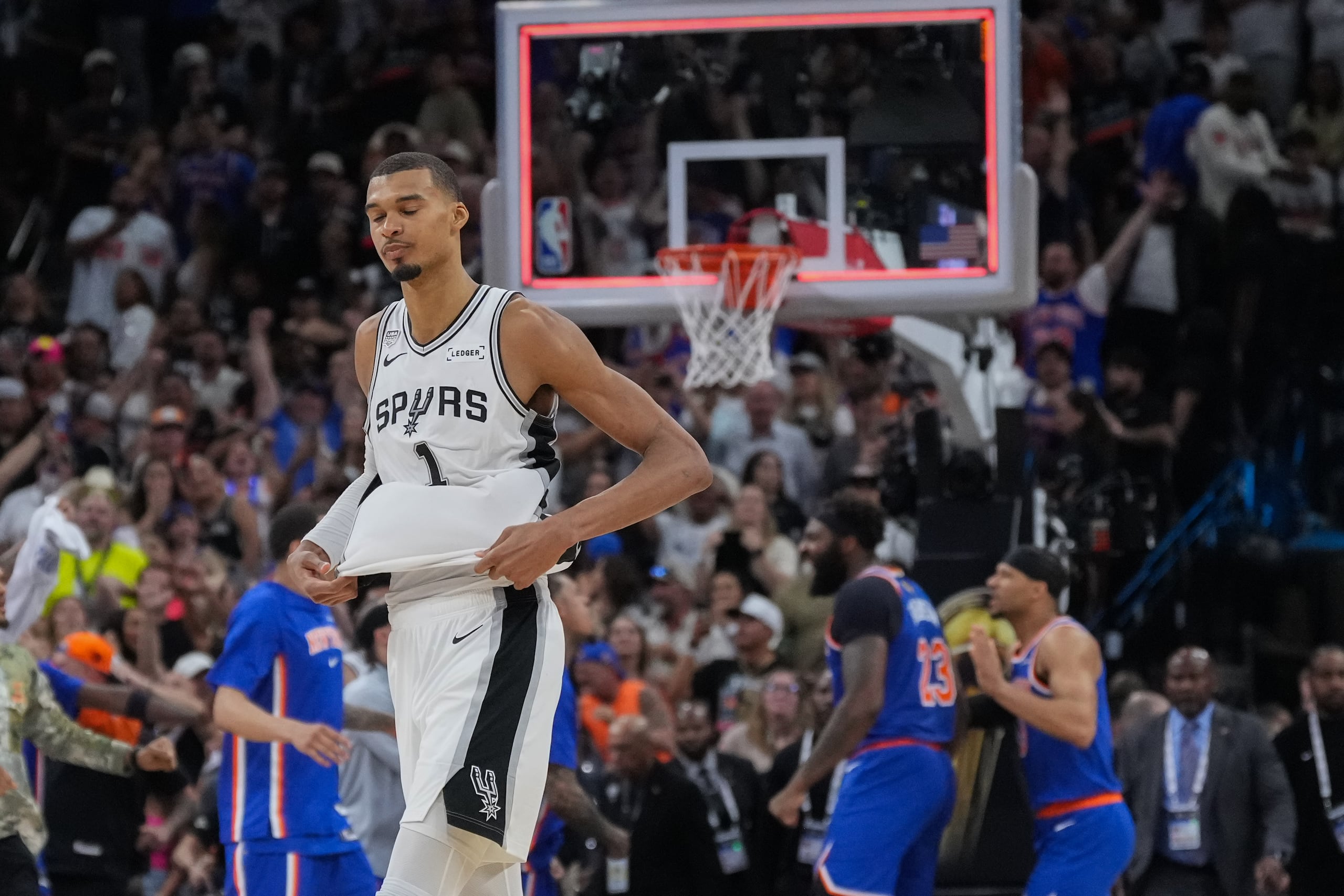 Victor Wembanyama, de los Spurs de San Antonio, abandona el tabloncillo tras fallar el tiro de la victoria ante los Knicks de Nueva York.