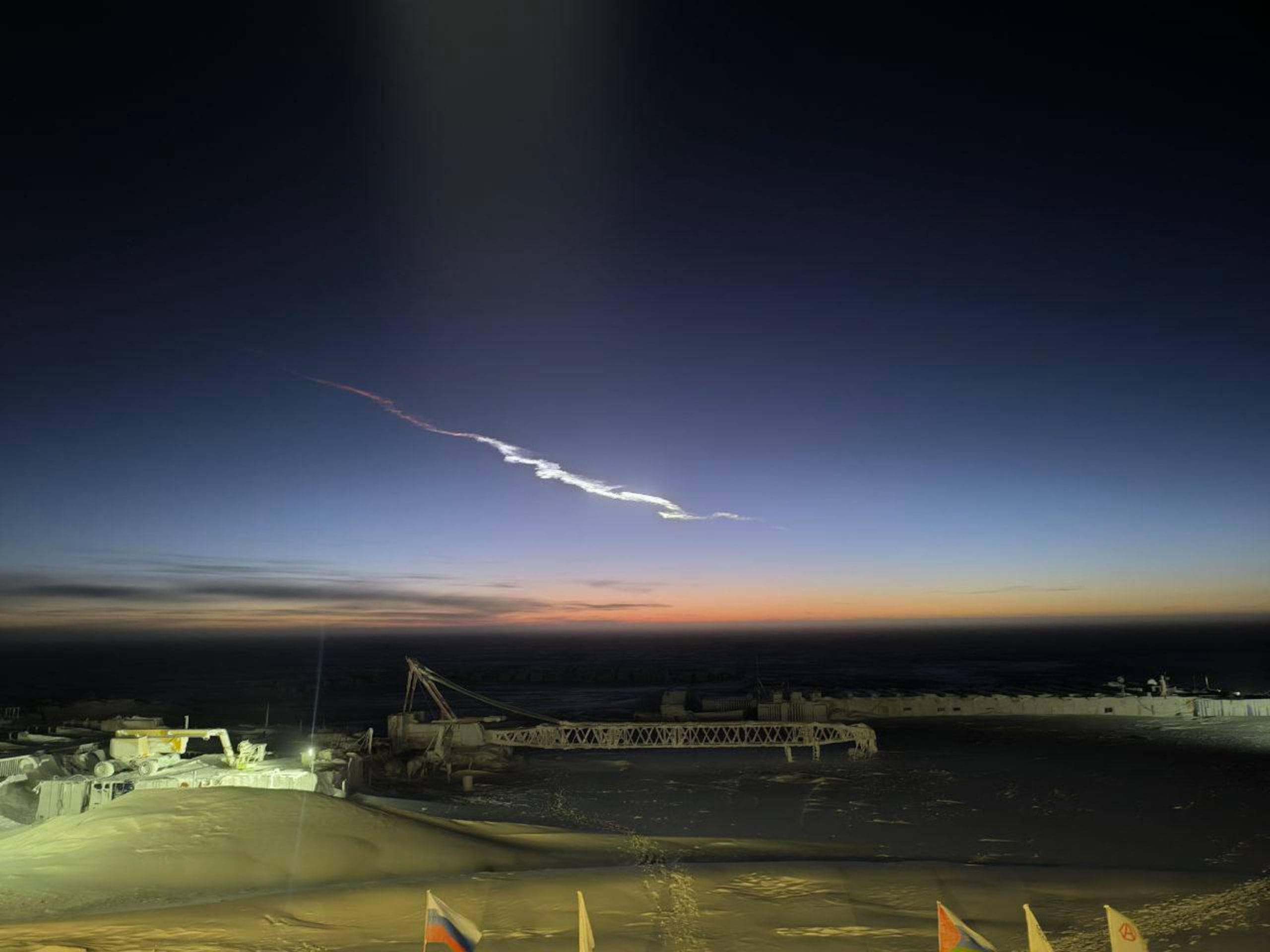 Los científicos rusos del Instituto de Investigaciones Científicas del Ártico y la Antártida observaron hoy la caída de un meteorito brillante que sobrevoló la estación polar rusa 'Vostok' en la región central de la Antártida.