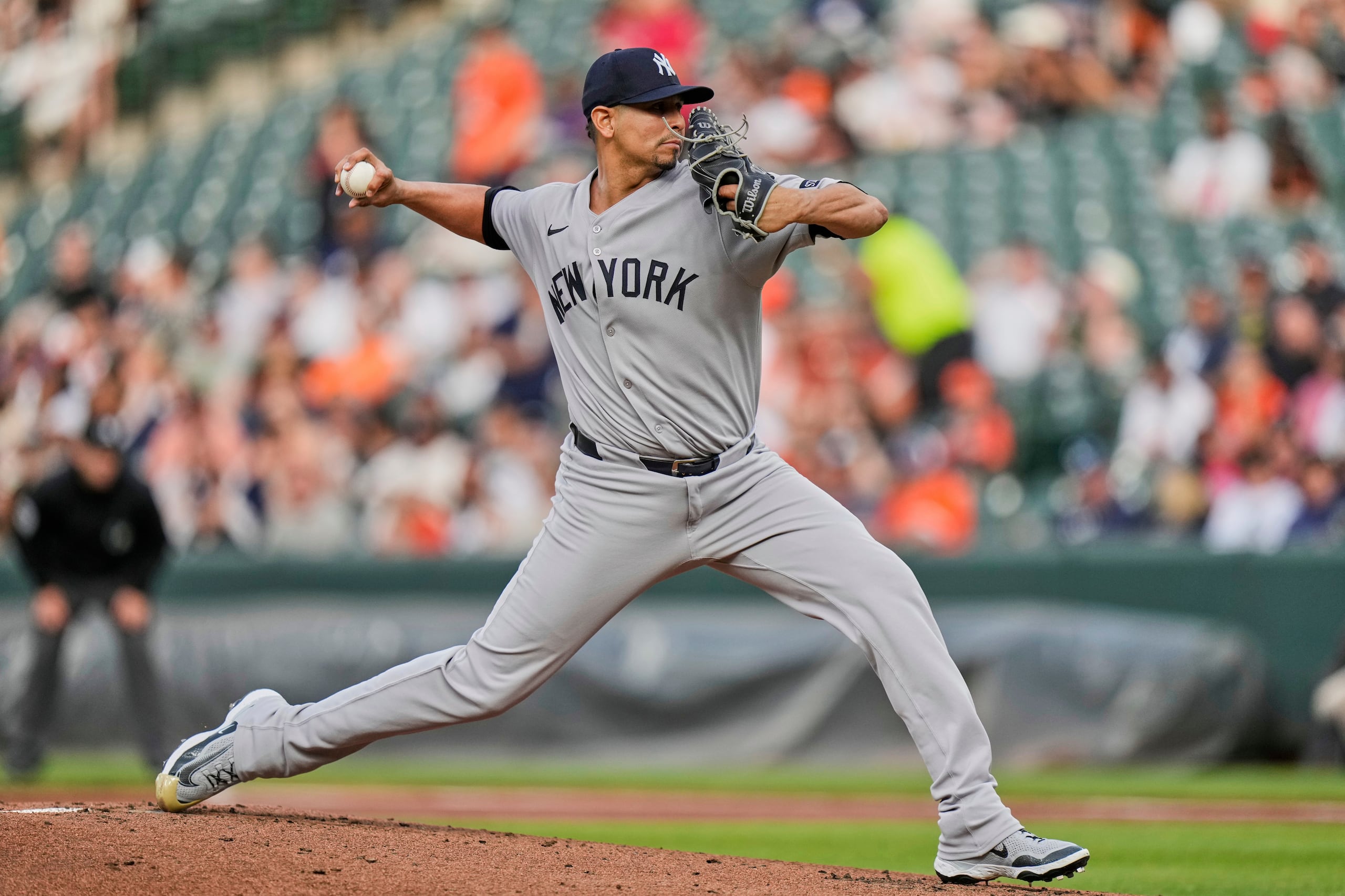 El lanzador abridor de los Yankees de Nueva York, Carlos Carrasco, lanza durante la primera entrada de un juego de béisbol contra los Orioles de Baltimore, el miércoles 30 de abril de 2025, en Baltimore.