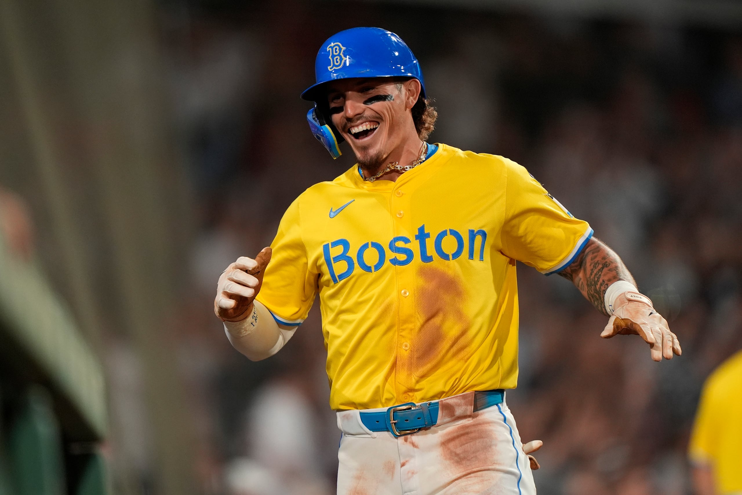 Jarren Duran de los Medias Rojas de Boston celebra tras anotar en un error de los Yankees de Nueva York en la octava entrada del juego del sábado 15 de junio del 2024. (AP Foto/Robert F. Bukaty)