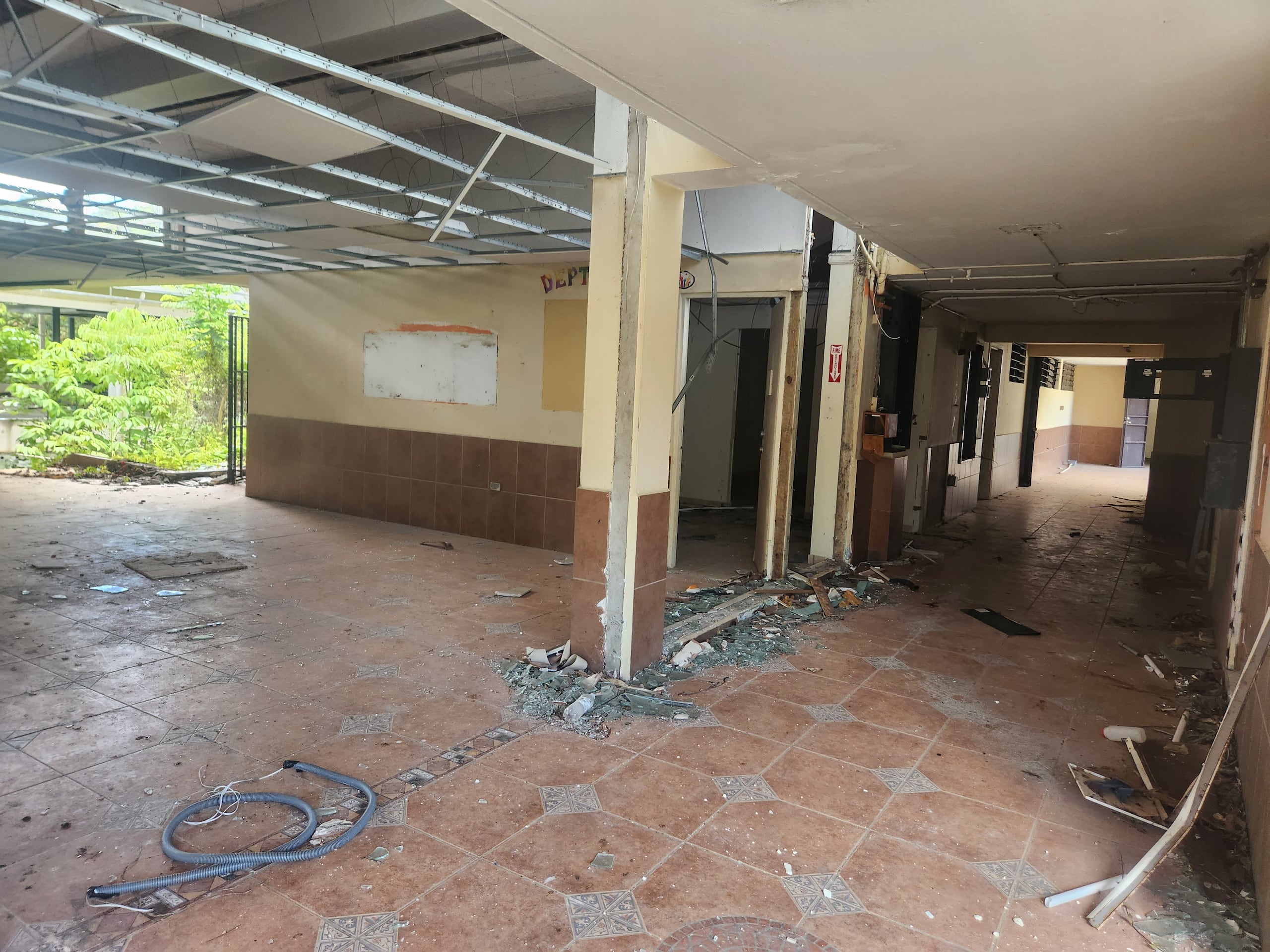 Residentes abogaron por la apertura del centro turístico Hotel Barranquitas, que lleva años abandonado.