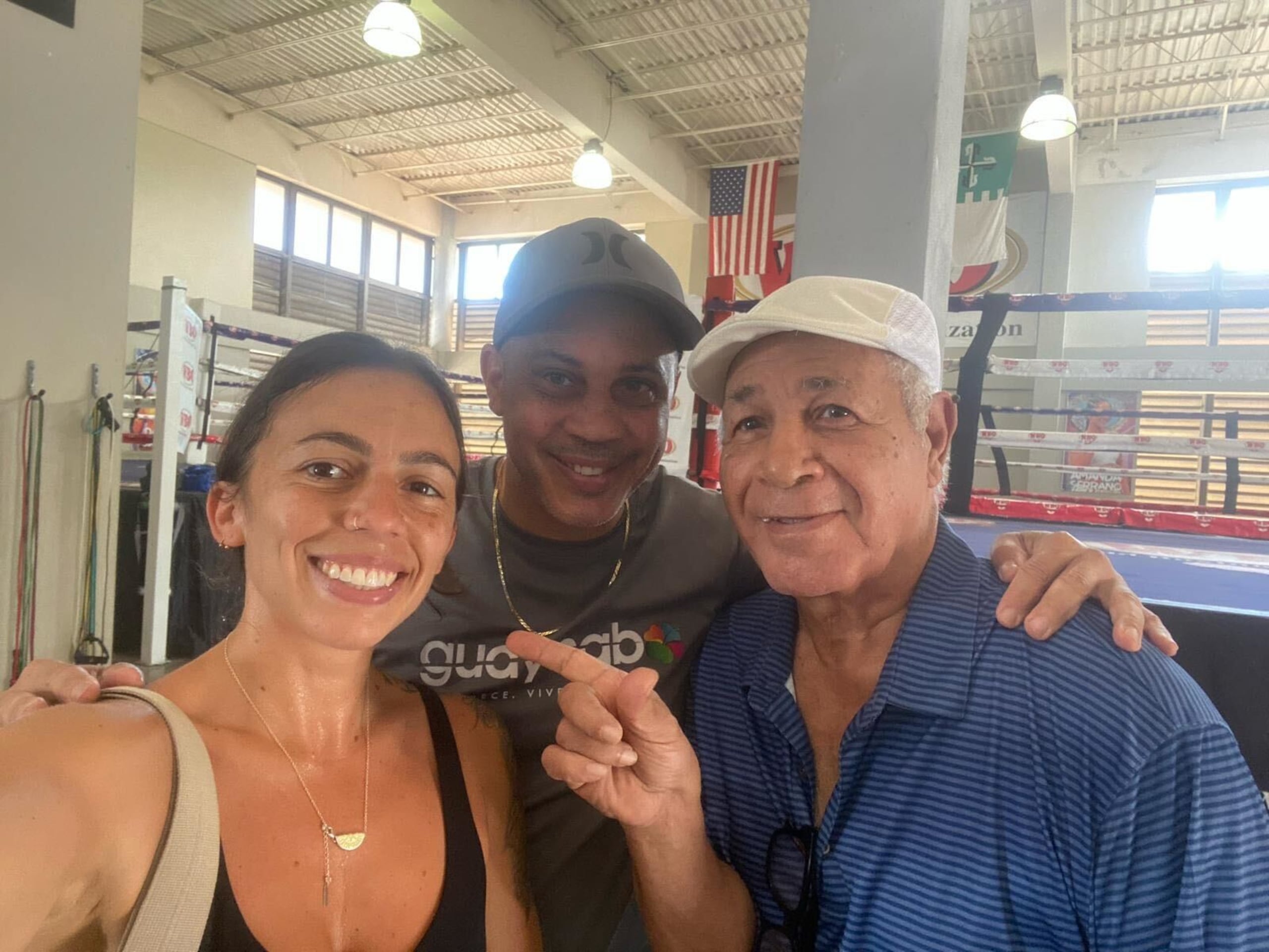 De izquierda a derecha, Erika Rodríguez y los entrenadores boricuas Alfonso “Uri” Román y Félix Pagán Pintor.