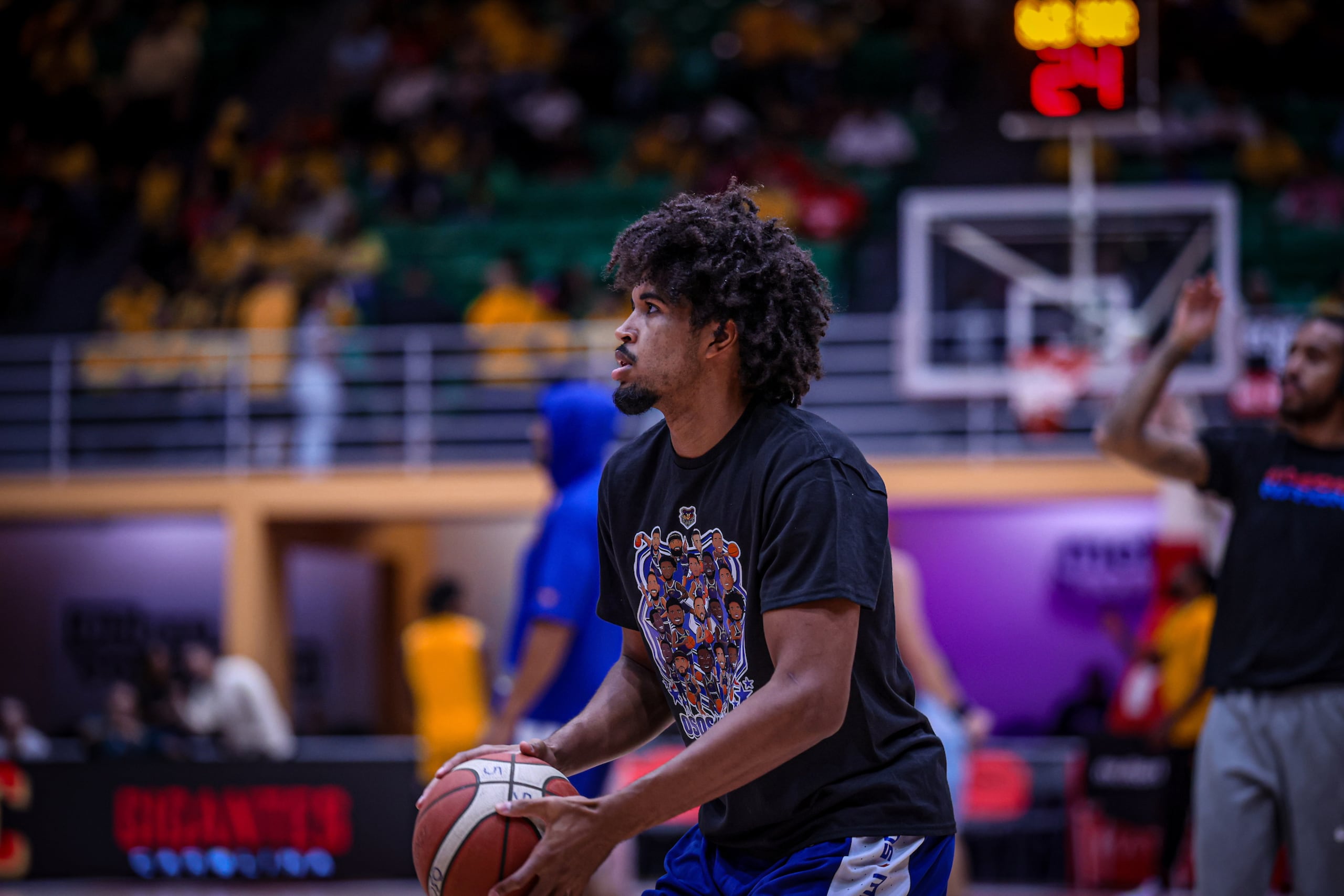 Ethan Thompson, de los Osos de Manatí, lanzó un par de canastos antes del primer juego de la semifinal contra los Gigantes de Carolina, pero no vio acción.