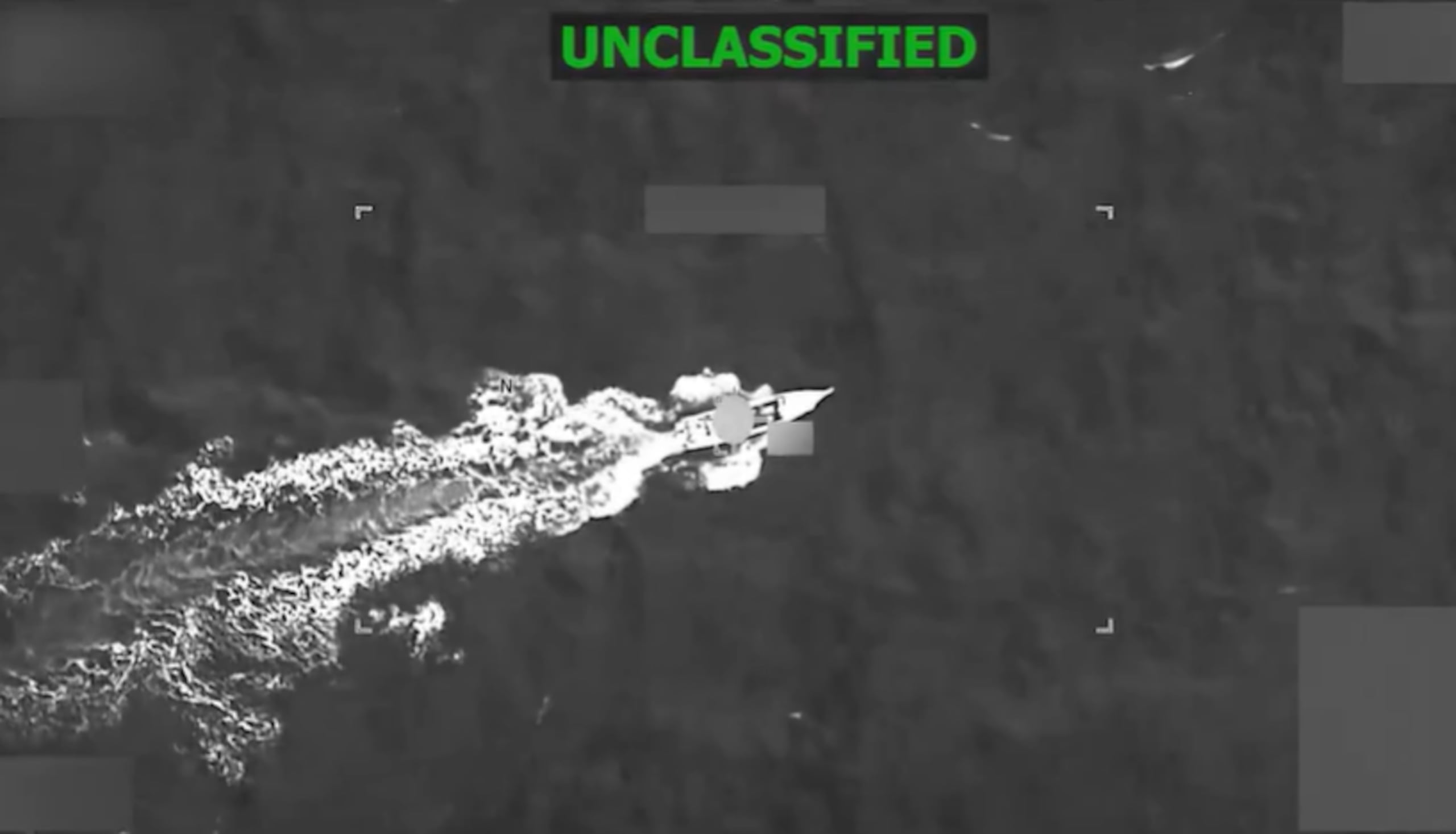 El Comando Sur de Estados Unidos publicó un video en X en que se ve una embarcación desplazándose sobre el agua antes de que una enorme explosión envuelva al navío en llamas.