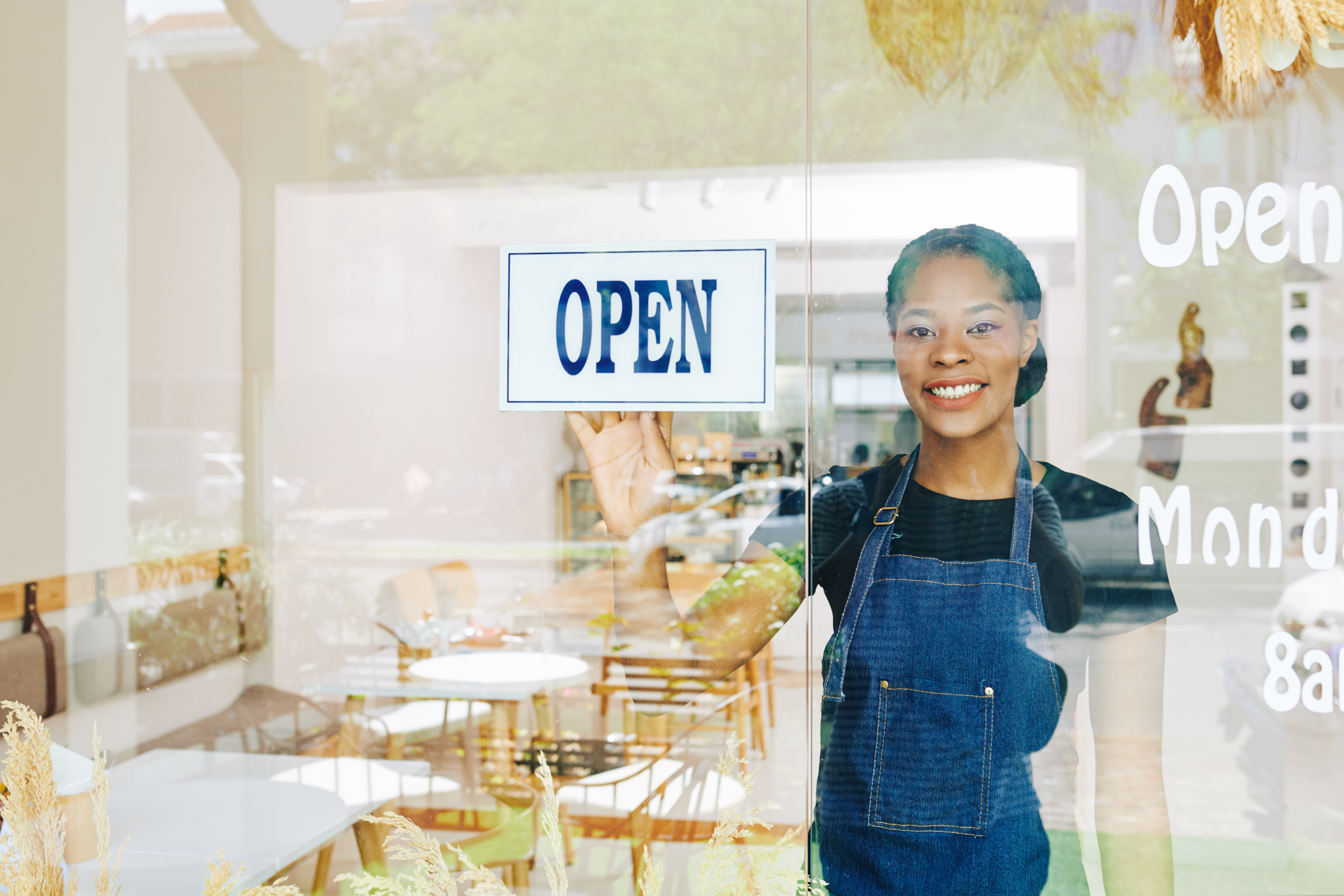 Las mujeres han iniciado más empresas a un ritmo de 94% mayor que los hombres entre el 2019 al 2023, dijo la SBA.