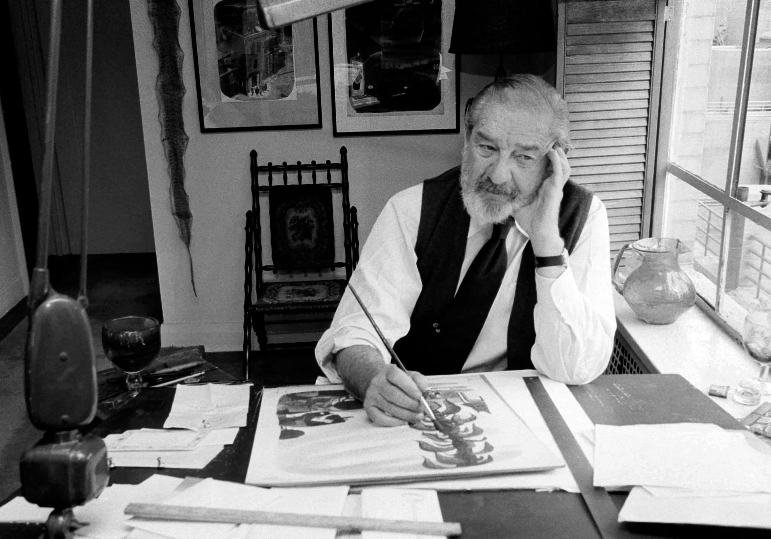 Charles Addams, caricaturista y coleccionista de objetos históricos, trabajando en una mesa de dibujo en Nueva York, el 26 de octubre de 1978.
