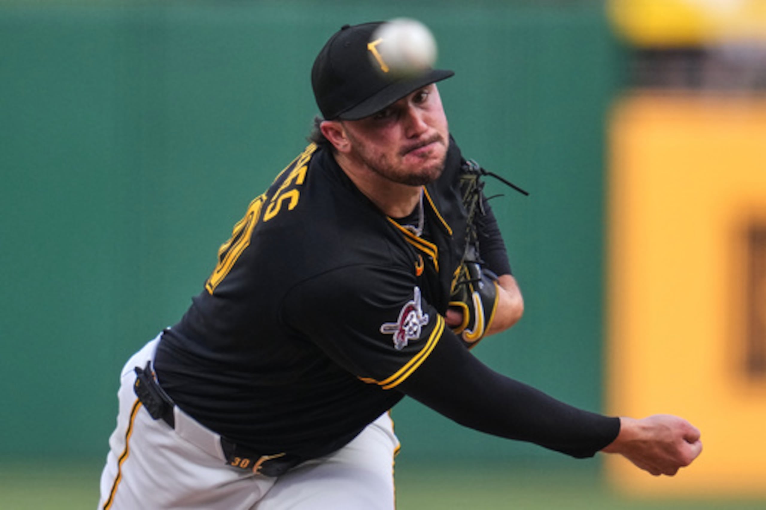 El lanzador de los Pirates de Pittsburgh Paul Skenes realiza un lanzamiento durante la segunda entrada de un partido de béisbol contra los Dodgers de Los Ángeles en Pittsburgh, el martes 9 de junio de 2026. (AP Photo/Gene J. Puskar)